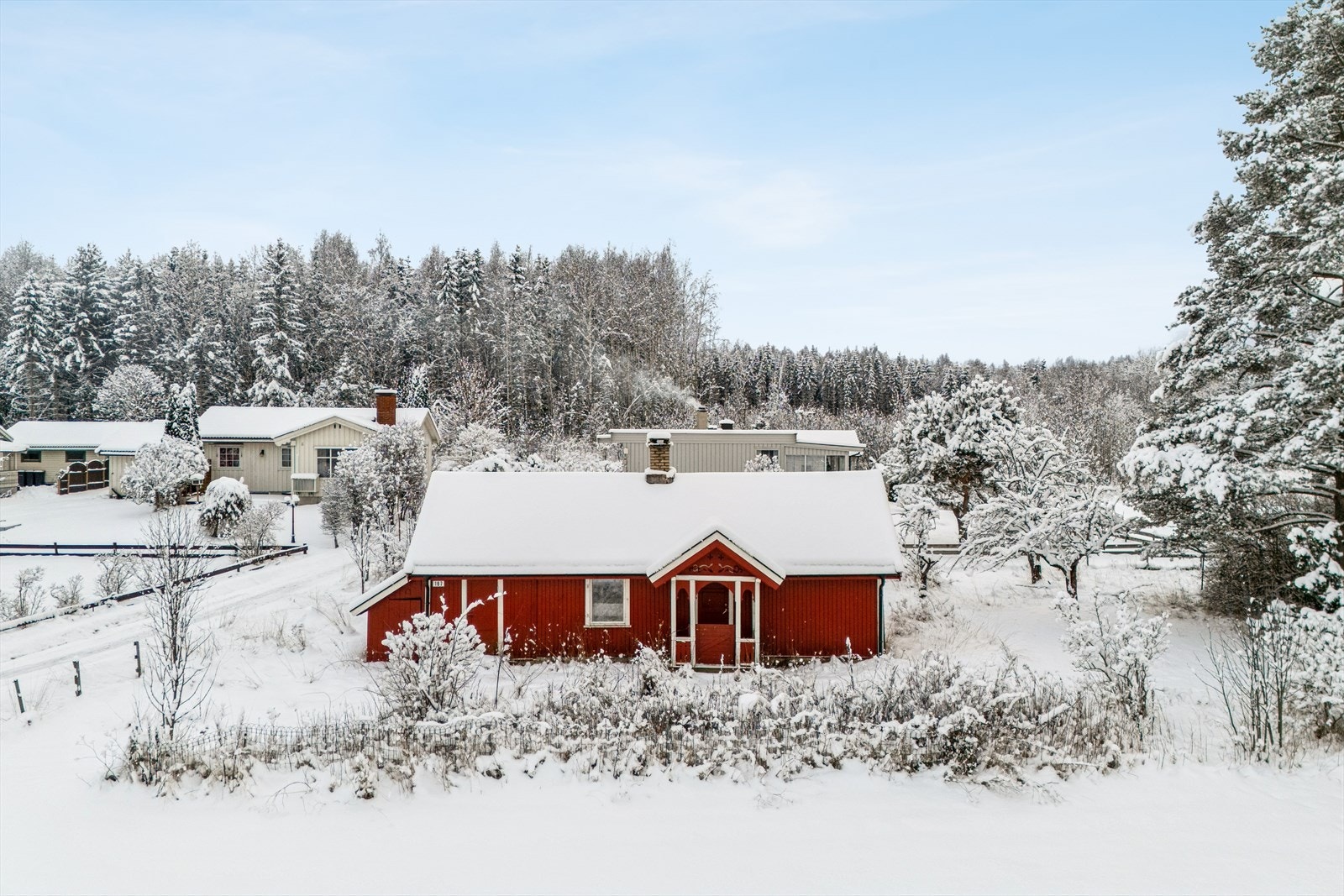 En bolig med historie tilbake til ca. 1800, opprinnelig oppført som helårsbolig. Galleribilde