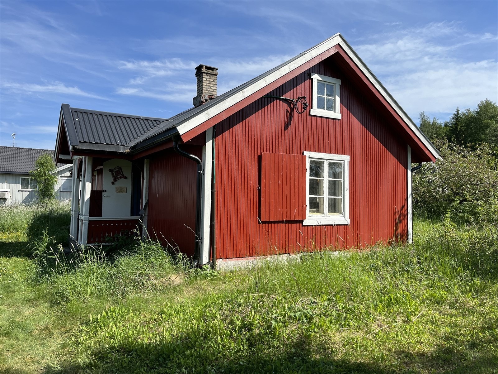 Fasaden er utstyrt med trevinduer med koblede glass som bevarer den opprinnelige stilen. Galleribilde