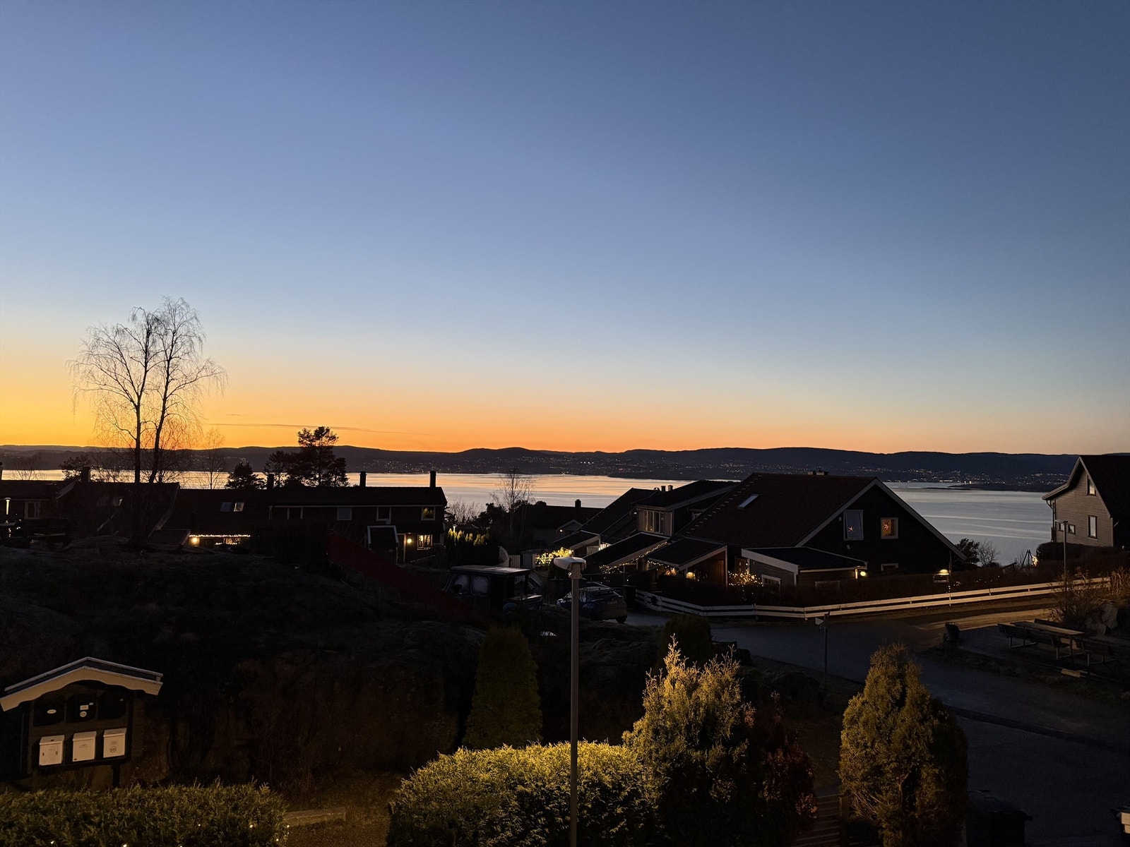 Rekkehus i et attraktivt og barnevennlig boområde med flott sjøutsikt og nydelig solnedganger! (selgers private bilde) Galleribilde