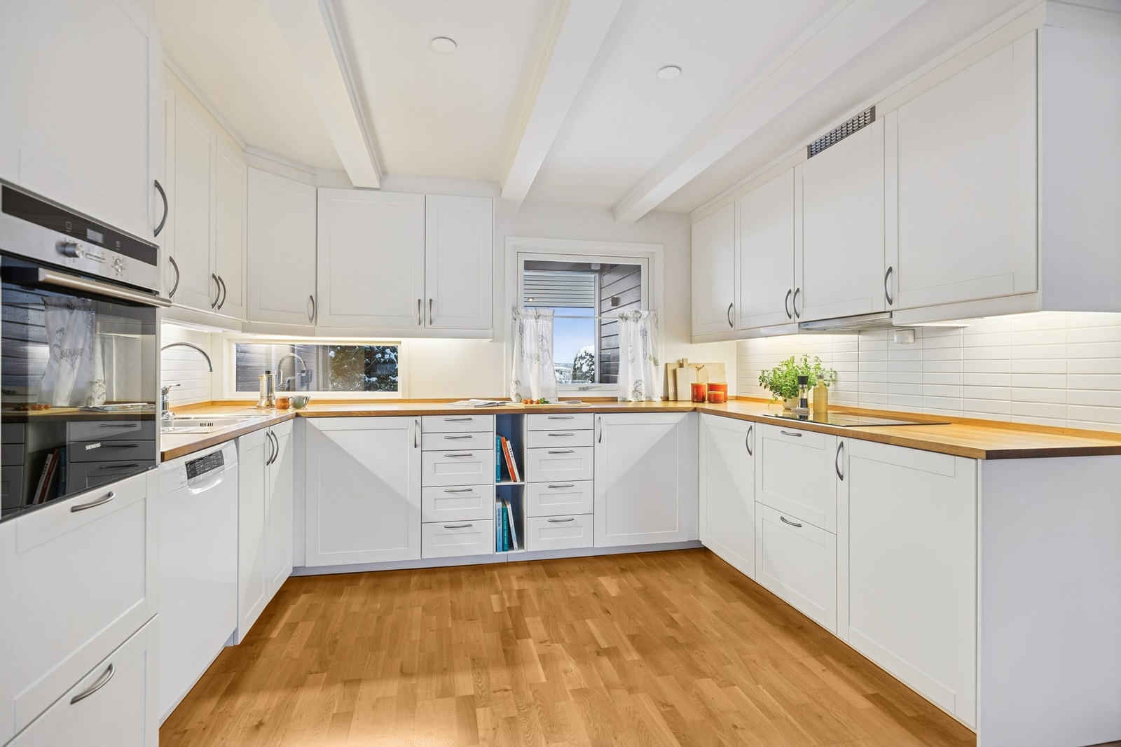 Lys og pen Ikea kjøkkeninnredning fra 2014 med integrerte hvitevarer som induksjonstopp, stekeovn og oppvaskmaskin samt innebygd kjøleskap medfølger. Galleribilde