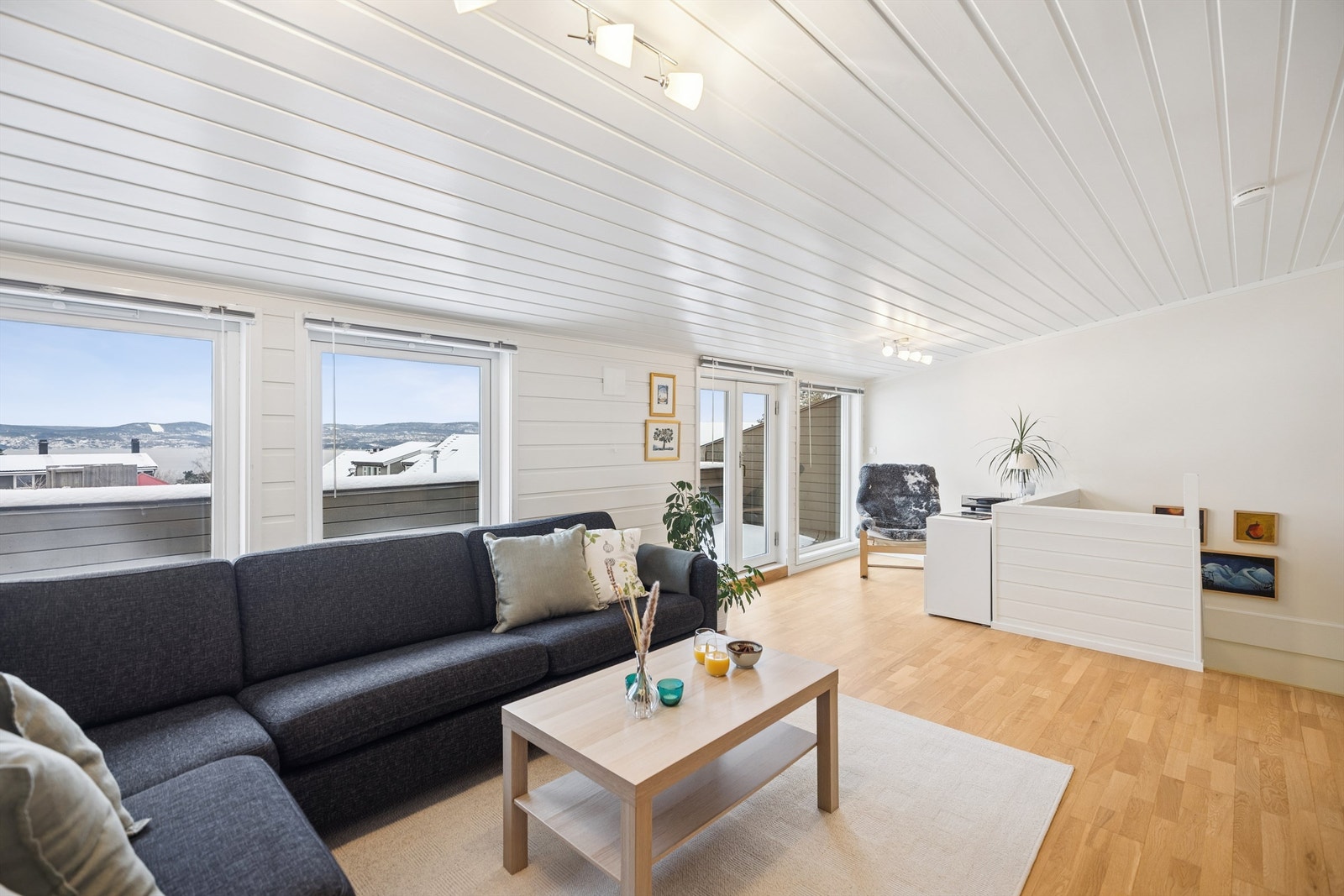 Det er direkte utgang til vest-vendt balkong på 11 kvm med flott utsikt mot Oslofjorden. Galleribilde