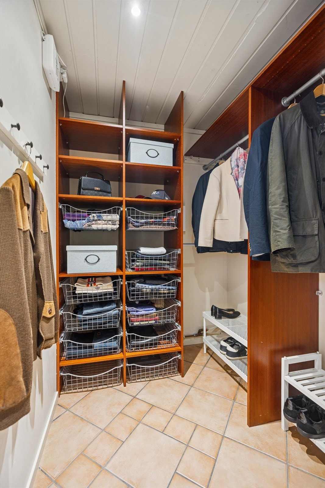 Her er det god plass for oppbevaring av sko, jakker og mer. Galleribilde