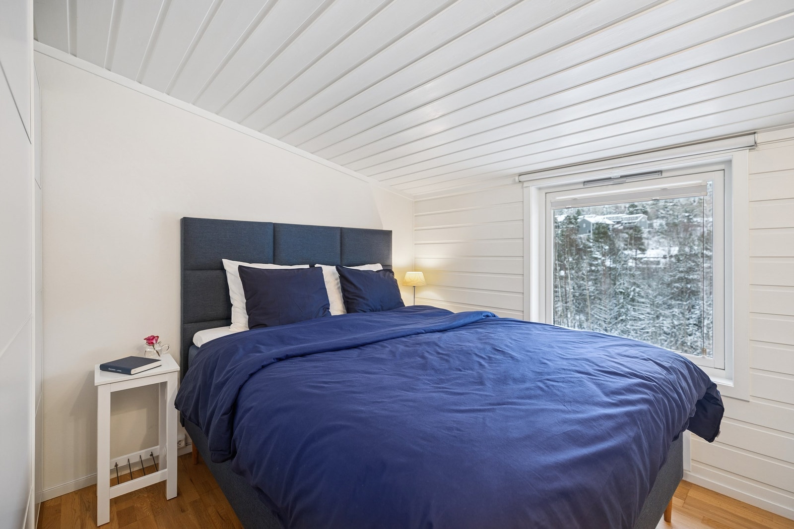 Boligen har totalt fire soverom, to i 2. etasje og to i u. etasjen. Galleribilde