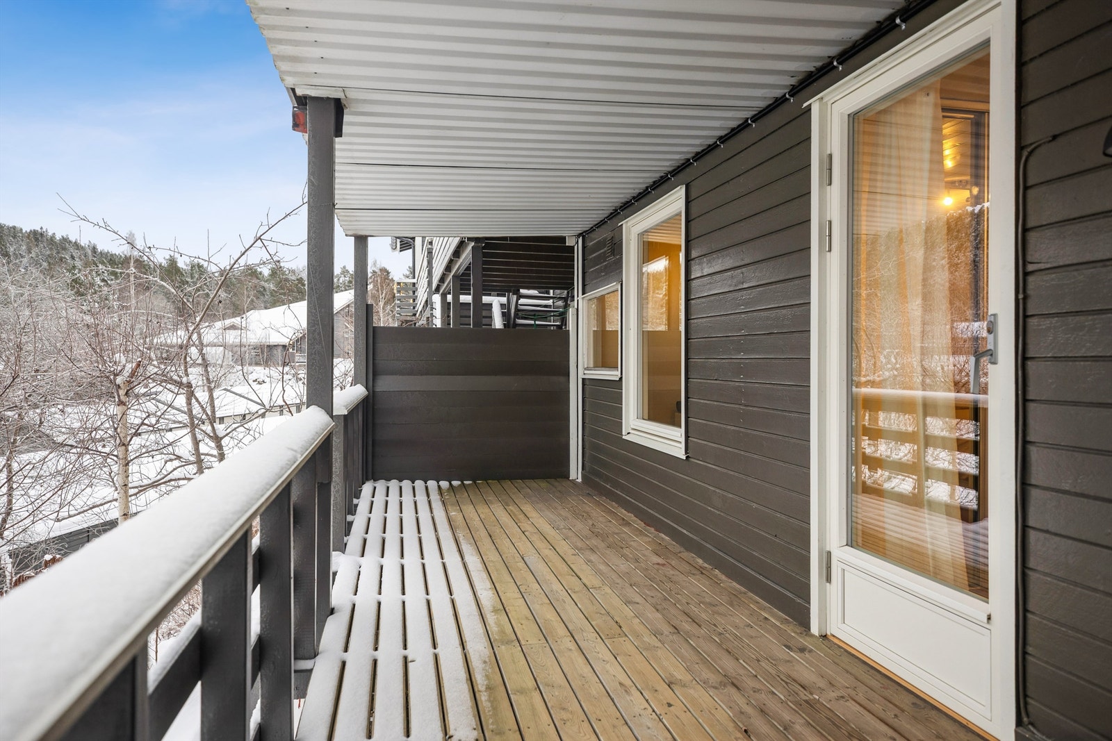 Utgang fra ett soverom i u. etasjen til øst-vendt balkong på ca. 13 kvm. Galleribilde