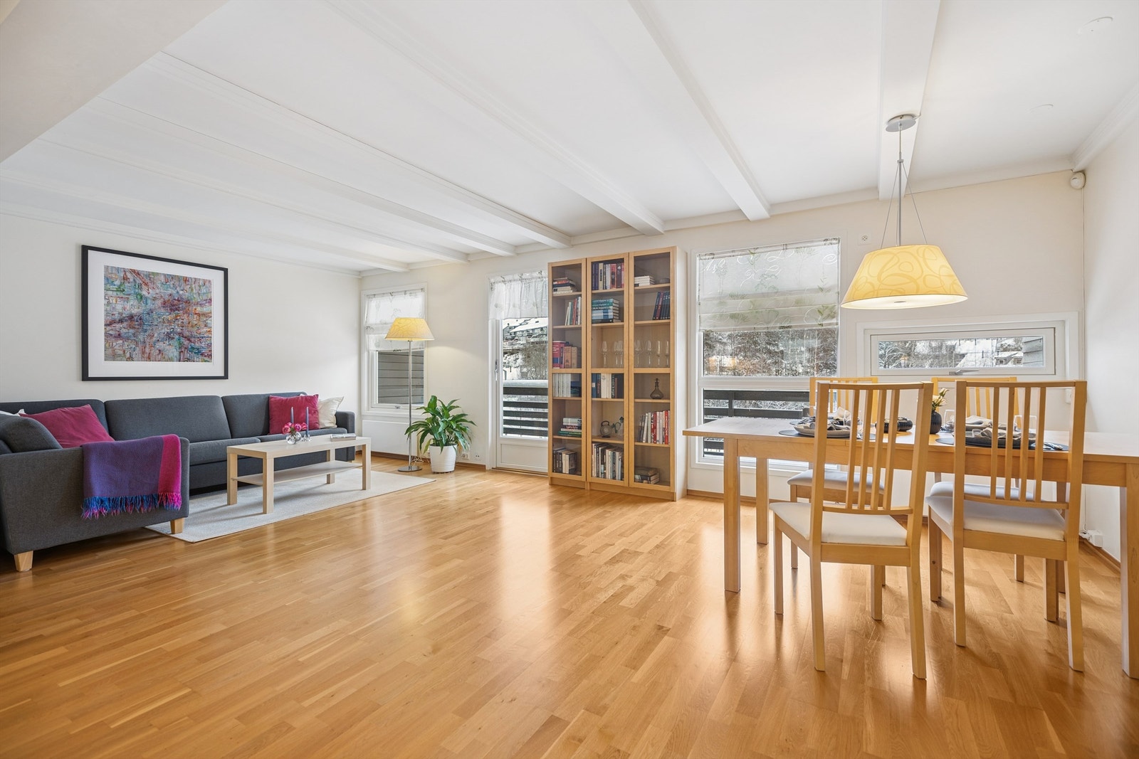 Stuen er av god størrelse med god plass til sofagruppe og spisemøblement i tilknytning til kjøkkenet. Galleribilde