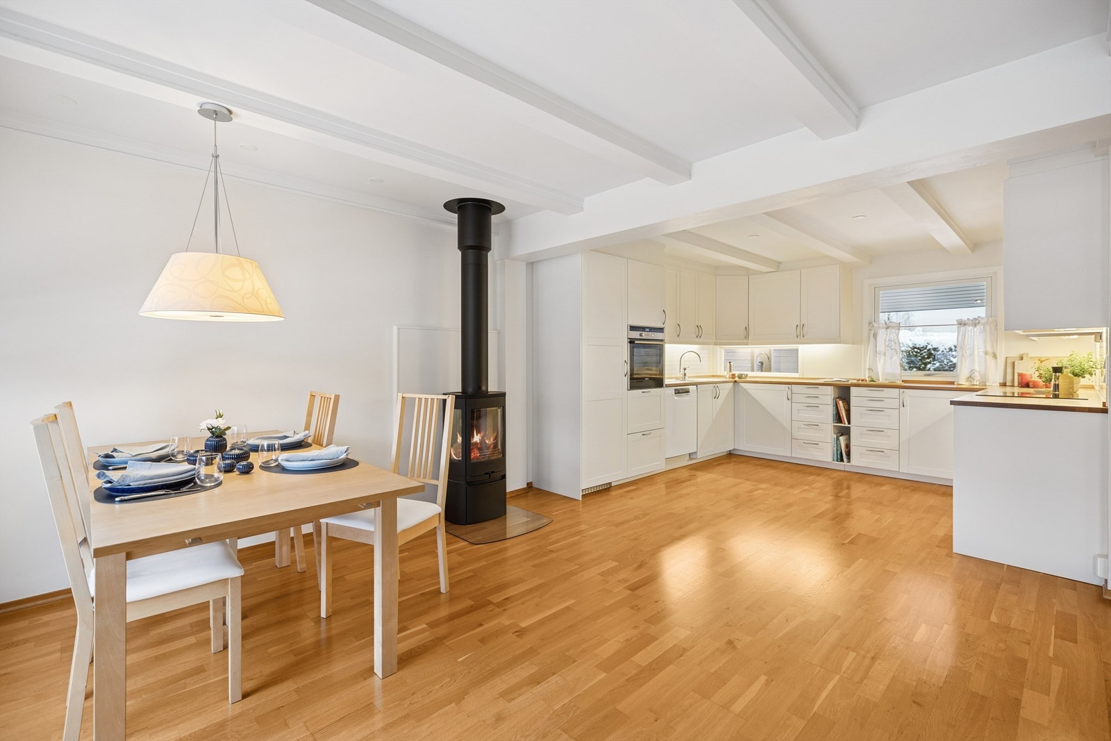 Med den åpne stue-/kjøkkenløsningen kan man samtale med gjestene mens man forbereder maten. Galleribilde