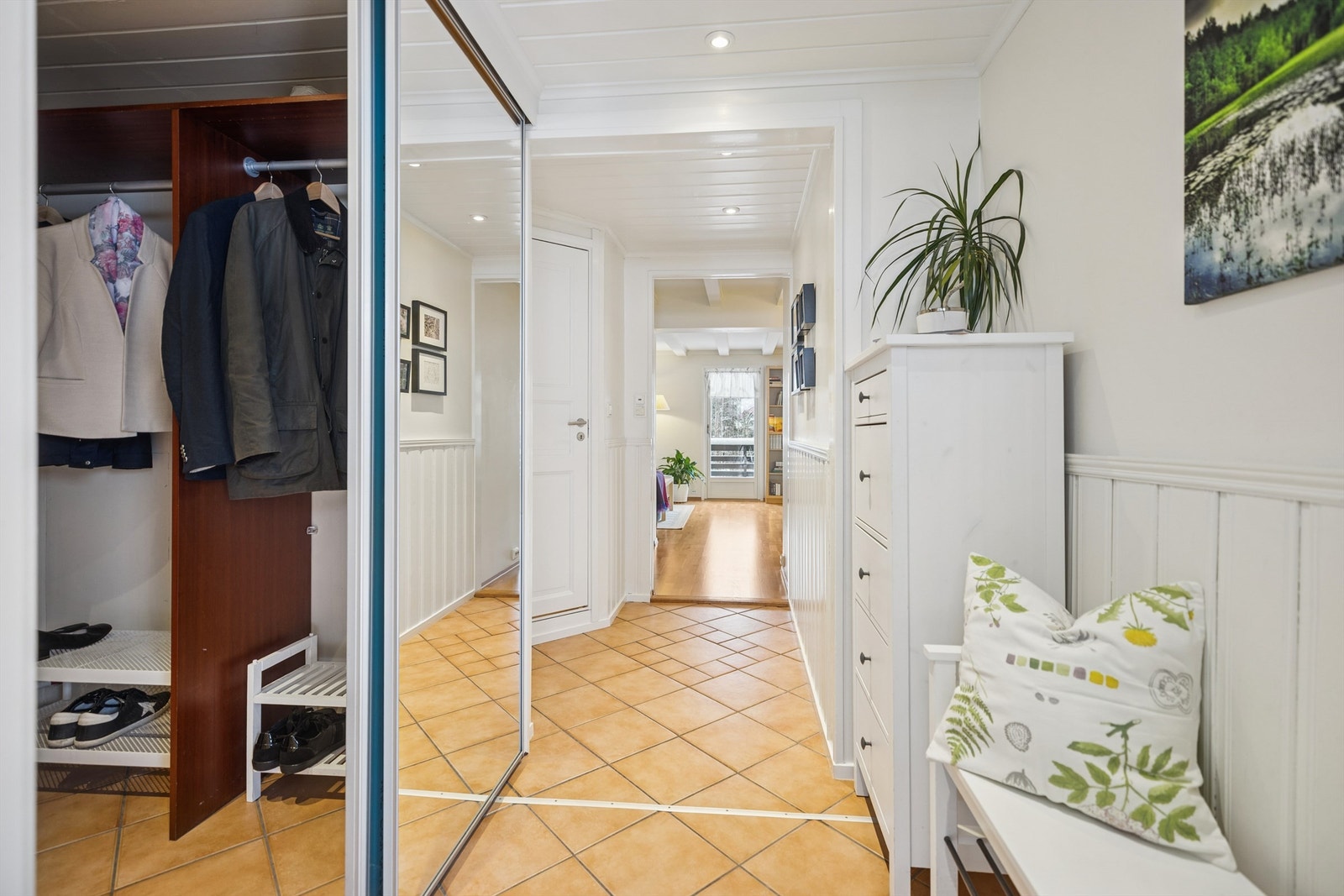 Velkommen inn! Boligen har en flislagt entré med gulvvarme. Fra entreen er det direkte adkomst til et praktisk garderoberom. Galleribilde