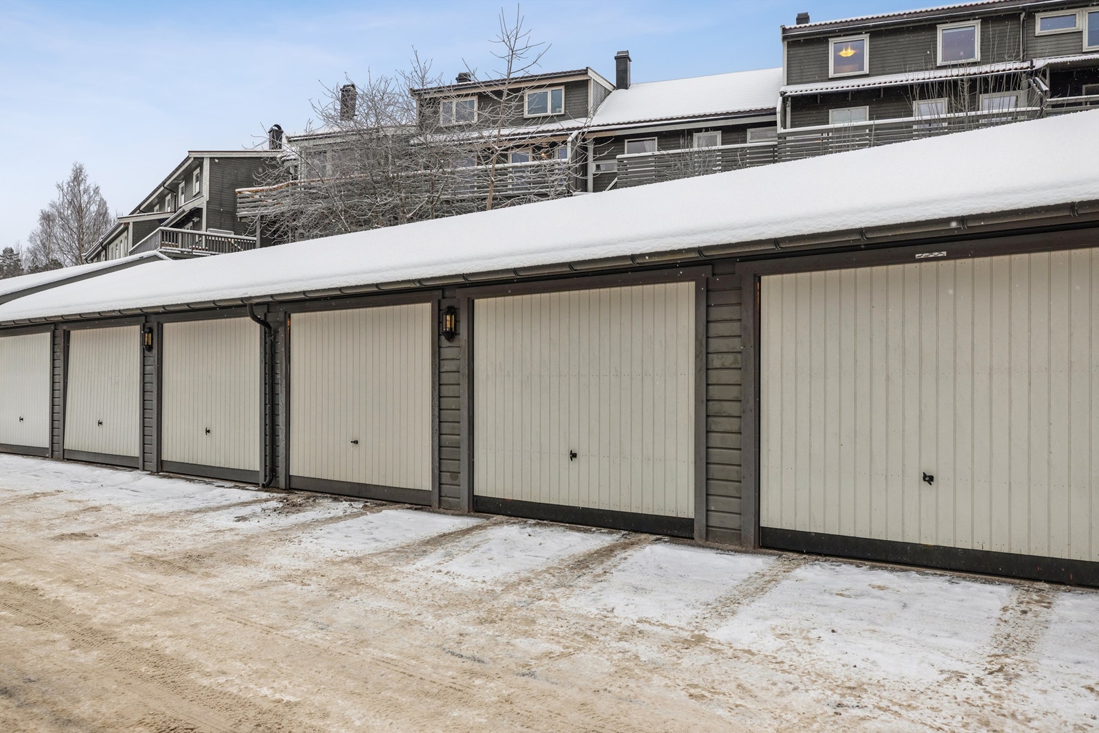 Boligen disponerer en garasjeplass på ca. 17 kvm m/elektrisk vippeport i felles garasjerekke. Galleribilde