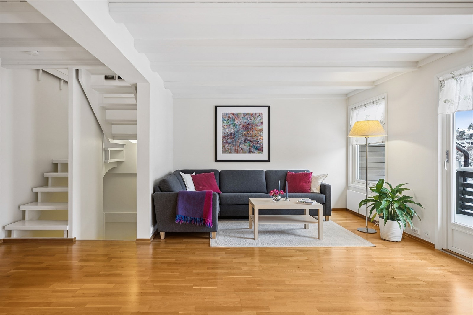 Stue, spisestue og kjøkken i åpen løsning. Galleribilde