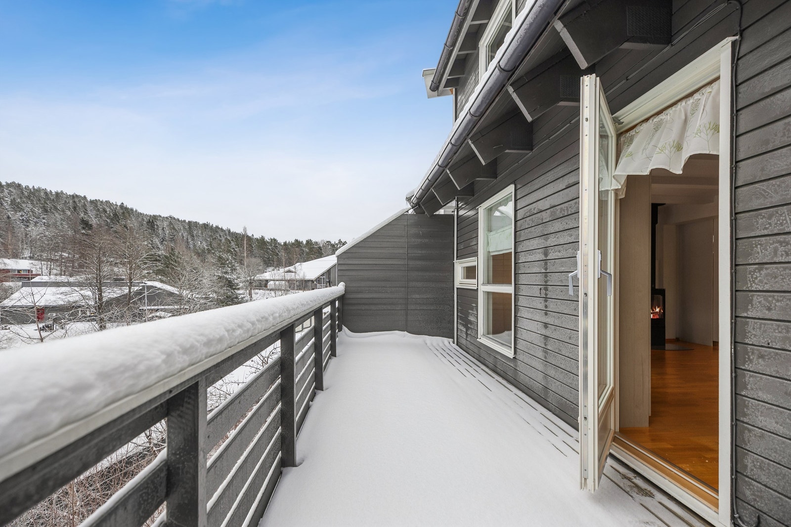 Fra stuen er det direkte utgang til øst-vendt balkong på 13 kvm. Galleribilde