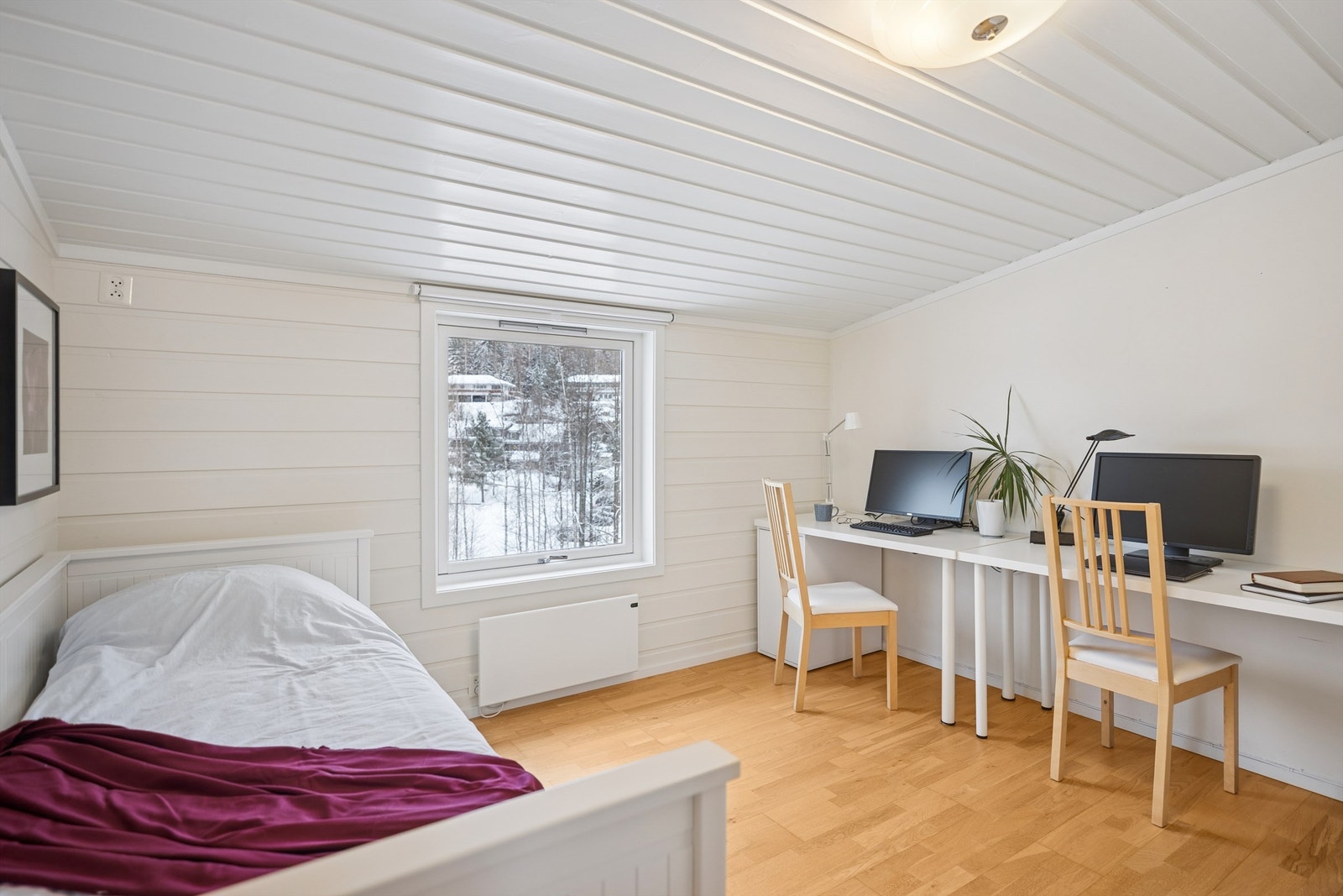 Soverom nr. 2 er et hyggelig og lyst rom med rikelig av plass til dobbeltseng og øvrig møblement. Galleribilde