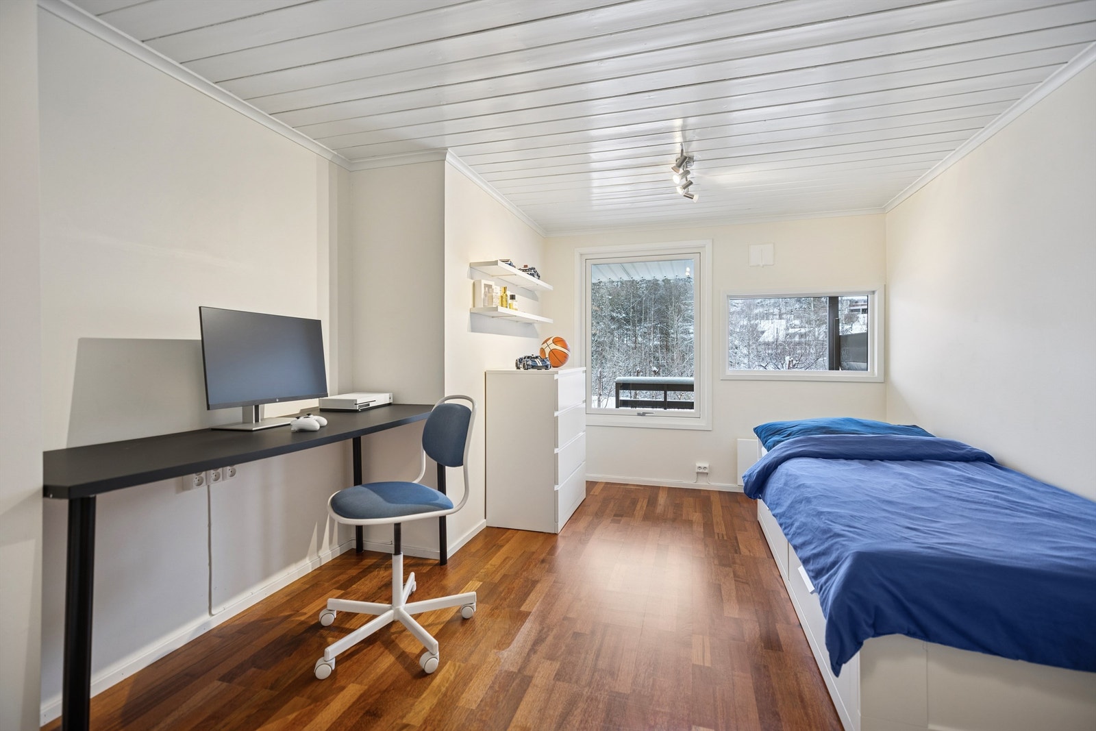 Soverom nr. 3 ligger i u. etasjen og har god plass til seng, pult og oppbevaring. Galleribilde