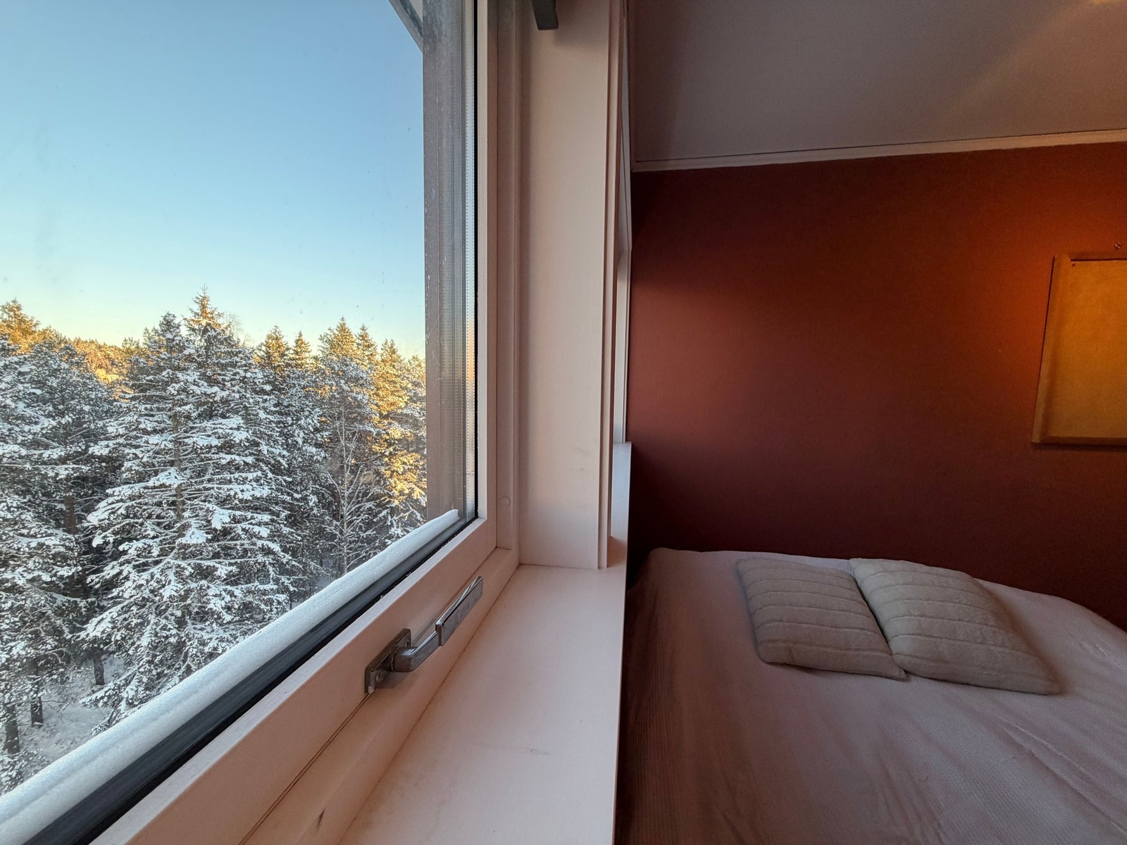Soverom 2 har utsikt rett til tretoppene, og videre opp til Romsås-tårnet. Galleribilde