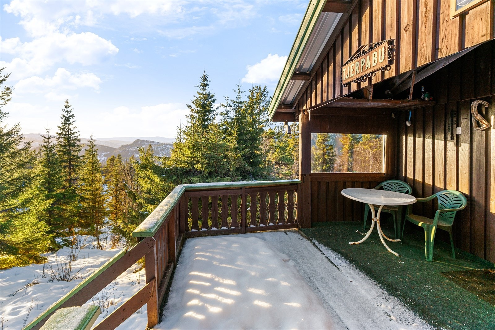 Fra balkongen har man flott utsikt sørvestover. Galleribilde