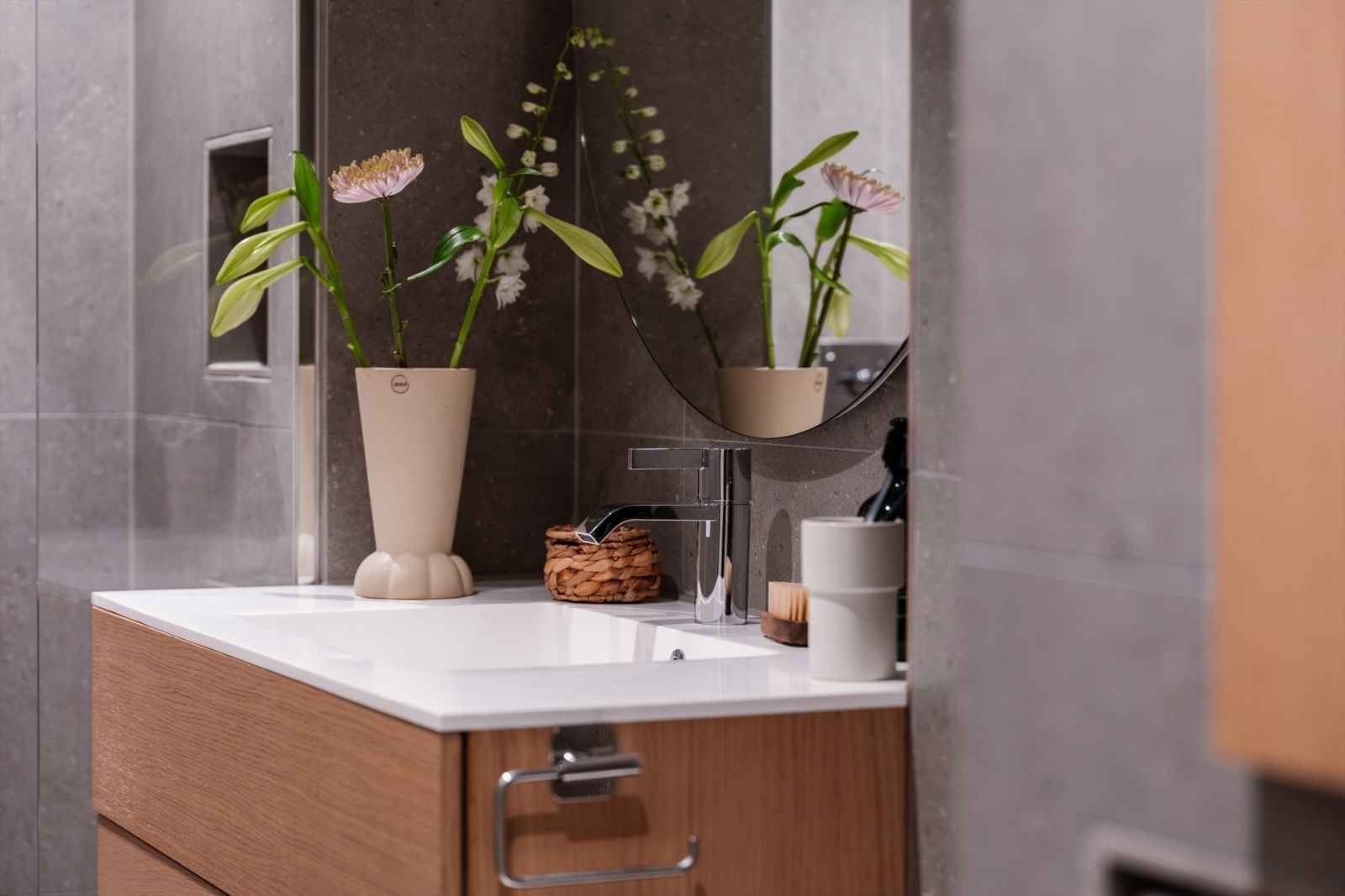 Servant med underskap og ettgreps blandebatteri. Galleribilde