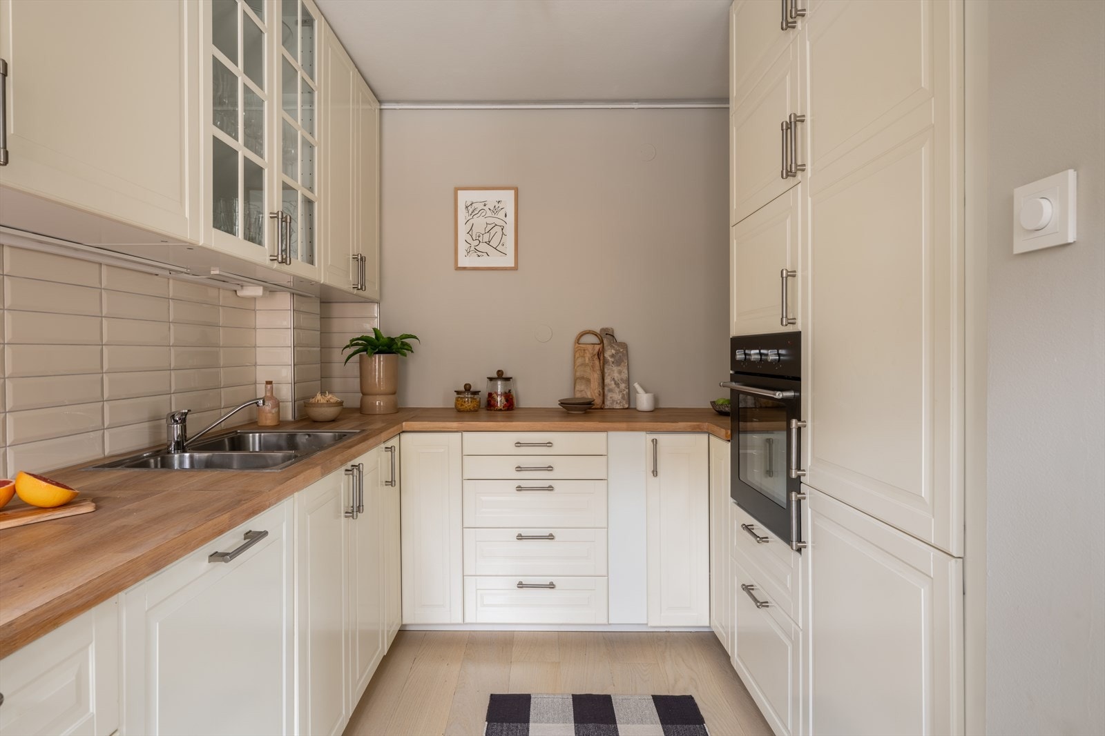 Kjøkkenet fra 2013 har en praktisk U-form, gode arbeidsflater, masse skapplass og integrerte hvitevarer. Galleribilde