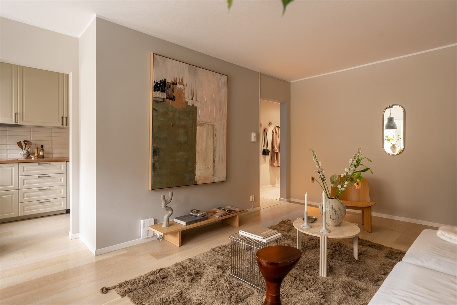 Fra stuen er det enkel adkomst videre inn til kjøkkenet. Galleribilde