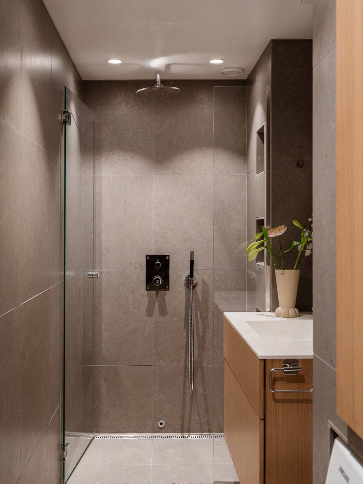 Svært delikat bad som ble oppusset i 2020. Badet har en romslig dusjnisje med innfellbare dører. Galleribilde