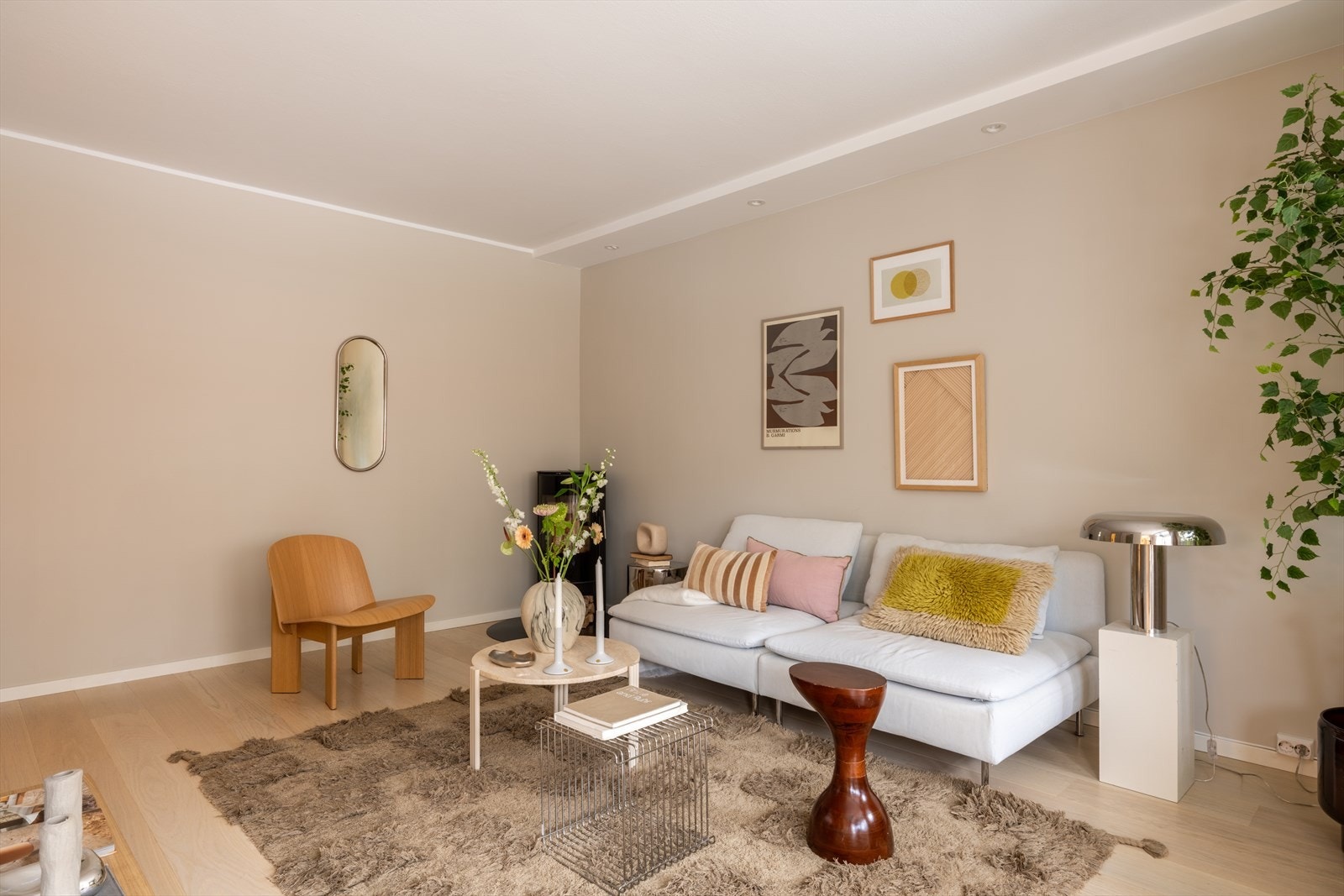 Stuen har en god atmosfære med malte, glatte vegger og downlights i himling. Alle overflater ble malt i desember 2025, utenom det minste soverommet. Galleribilde