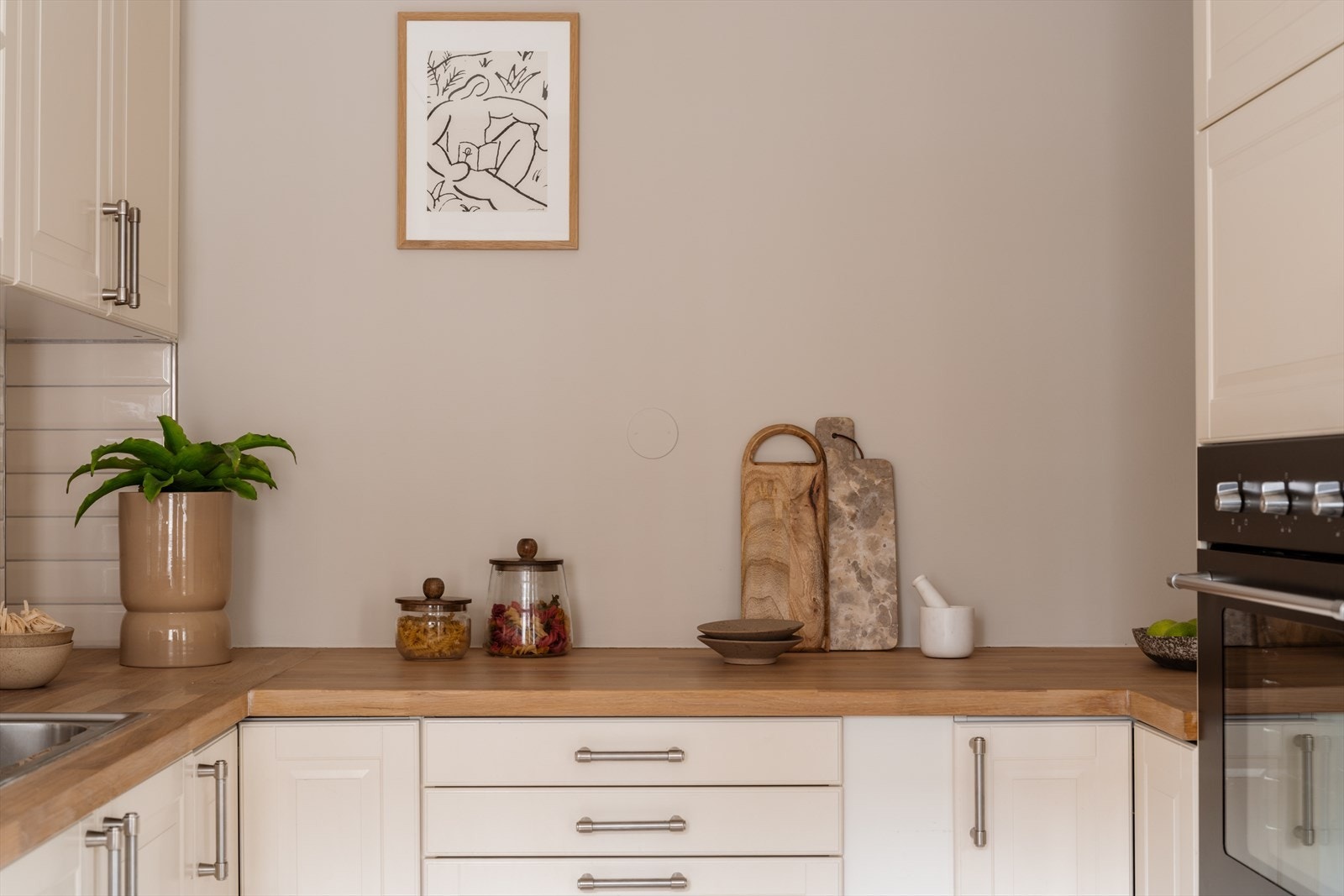 Innredningen byr på rikelig med både skap- og benkeplass. Galleribilde