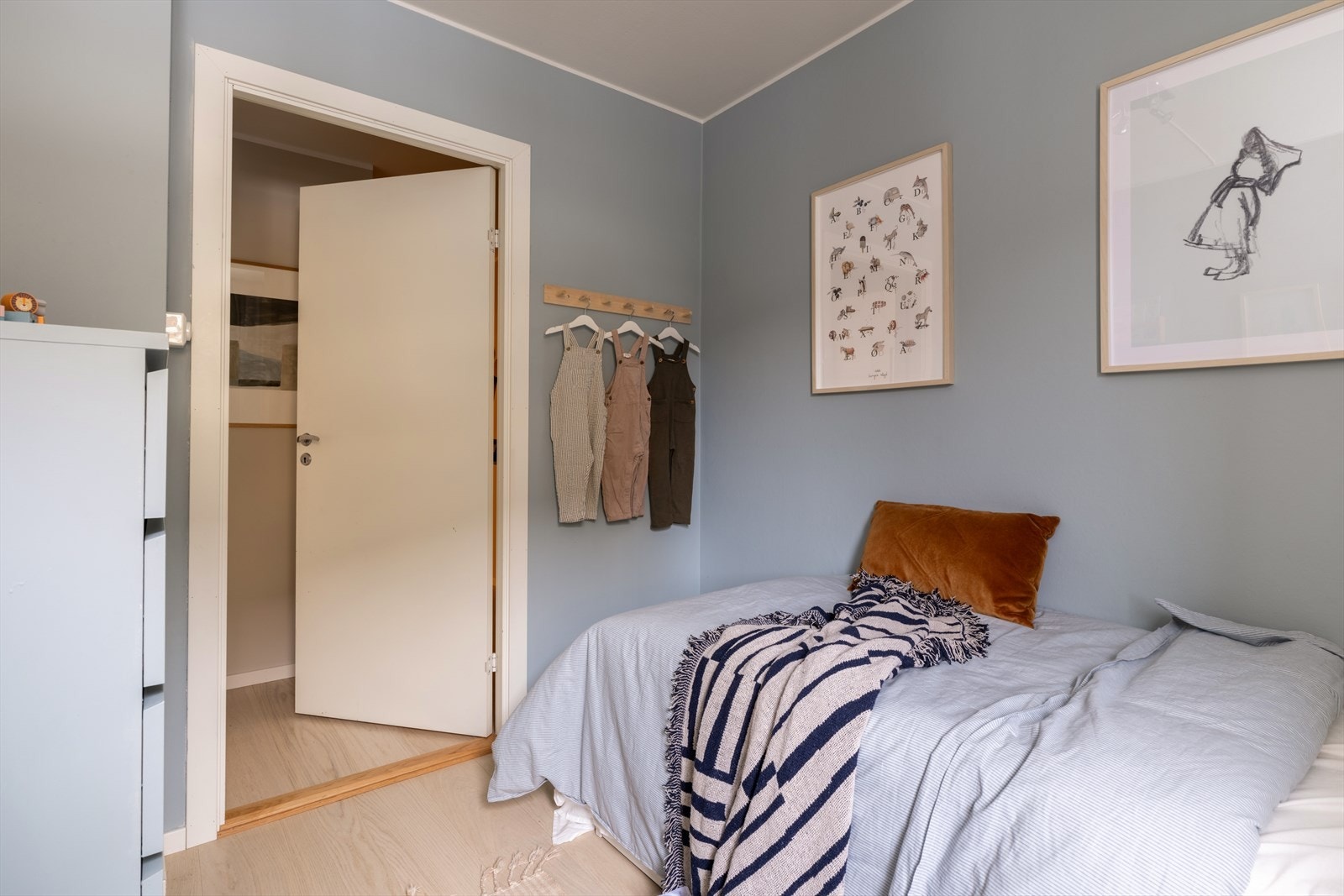 Innerdørene i leiligheten er glatte og har terskler. Galleribilde