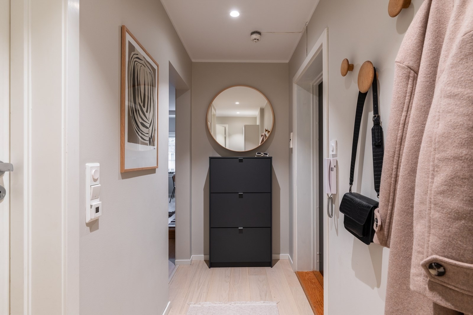 Du møtes av en lys entré med gjennomgående 1-stavs parkett og overflater oppgradert i 2020. Galleribilde