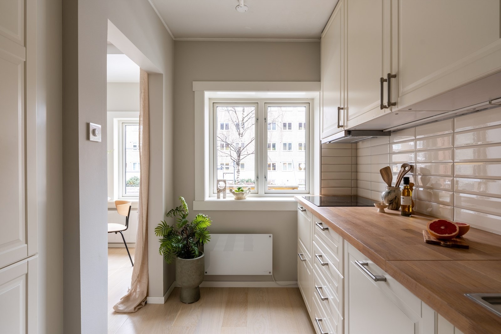 Kjøkkenet har profilerte fronter og en solid benkeplate i tre. Galleribilde