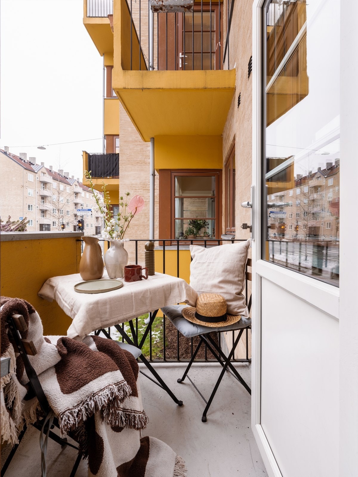 Vestvendt balkong med plass til en hyggelig sittegruppe. Galleribilde