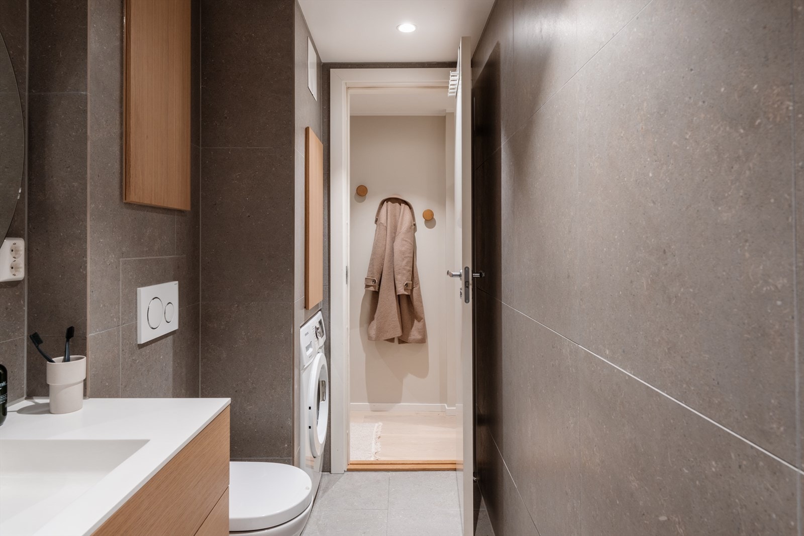 Badet er helfliset og har elektrisk gulvvarme. Galleribilde