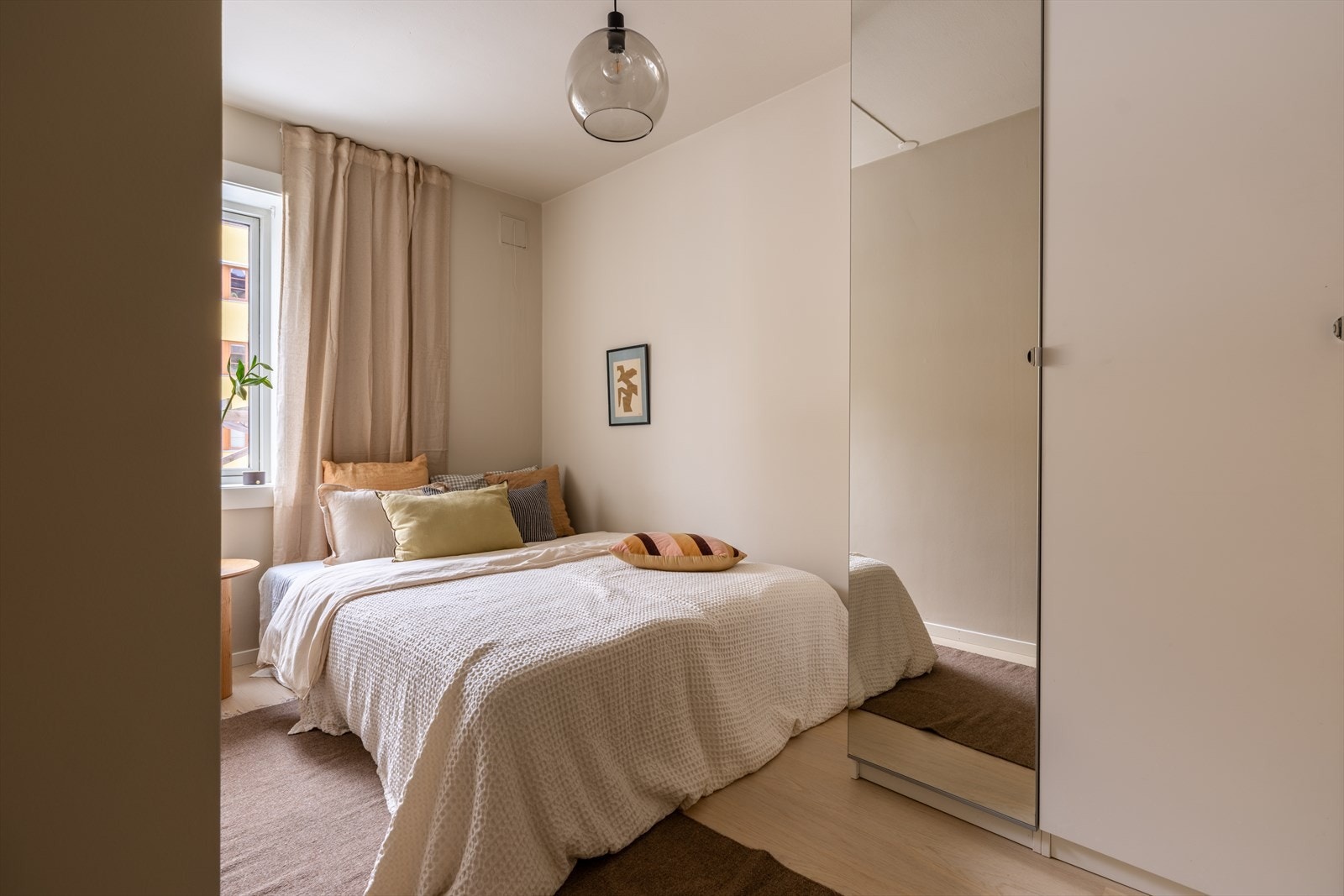 Hovedsoverommet har god plass til dobbeltseng og garderobeløsning. Galleribilde