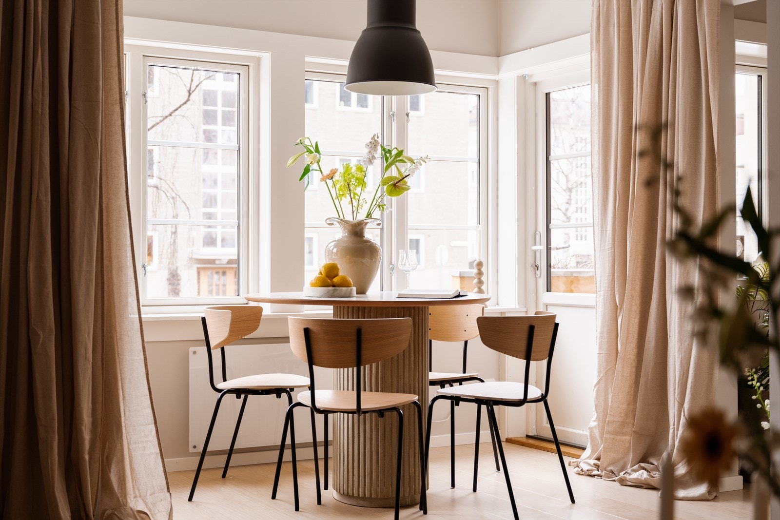 Spiseplassen er plassert i et hyggelig karnapp med vinduer som gir godt med dagslys. Galleribilde