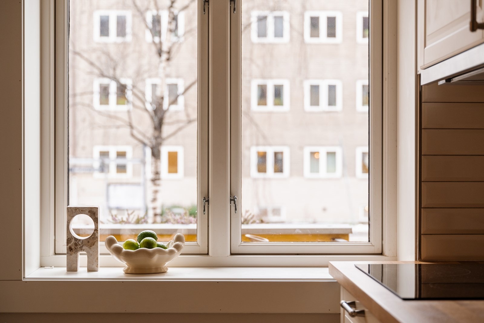 Godt med lysinnslipp til kjøkkenet. Galleribilde