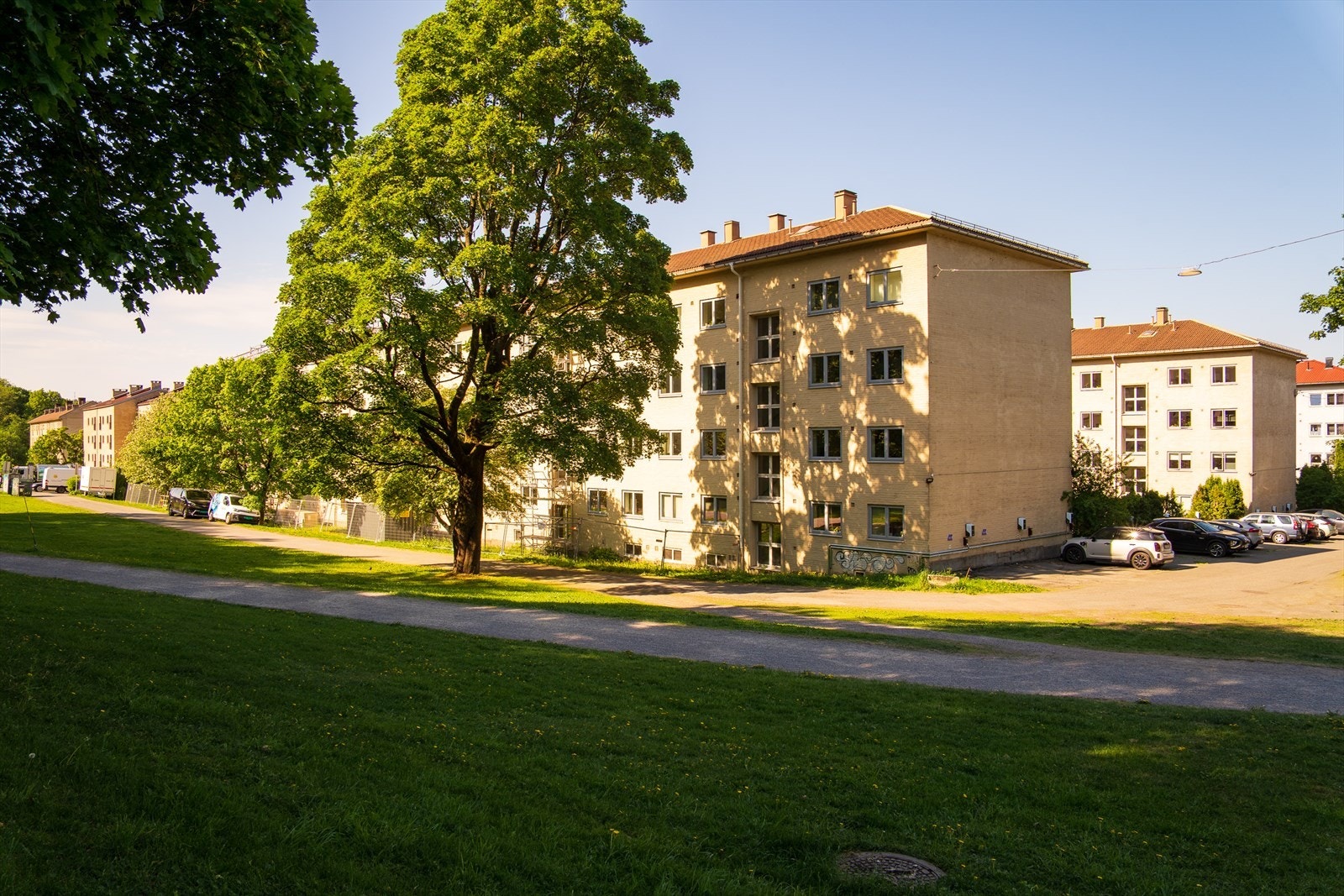 Ellers ligger boligen helt inntil Ola Narr og Tøyenparken så her kan du gå rett ut i parken om sommeren. Galleribilde