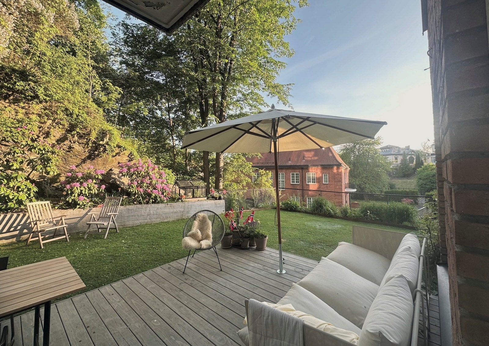 Hagen ble oppgradert ifm. totalrenoveringen, med bl.a. ny jord, beplantning og rullegress - og er godt vedlikeholdt siden. Galleribilde