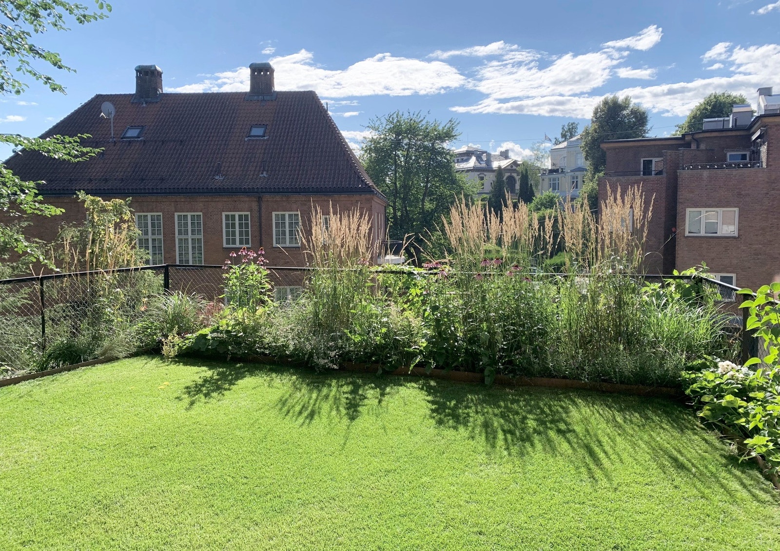 Hagen byr formiddags- og ettermiddagssol på sommerstid. Kveldssol på leilighetens veranda. Galleribilde