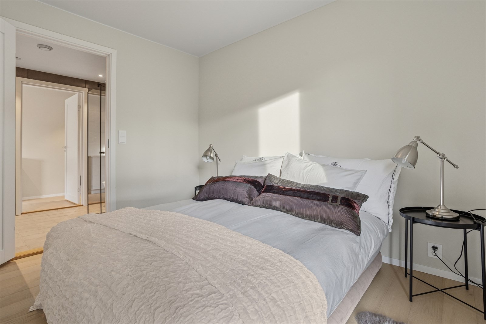 Gjennomgang fra badet inn på soverommet Galleribilde