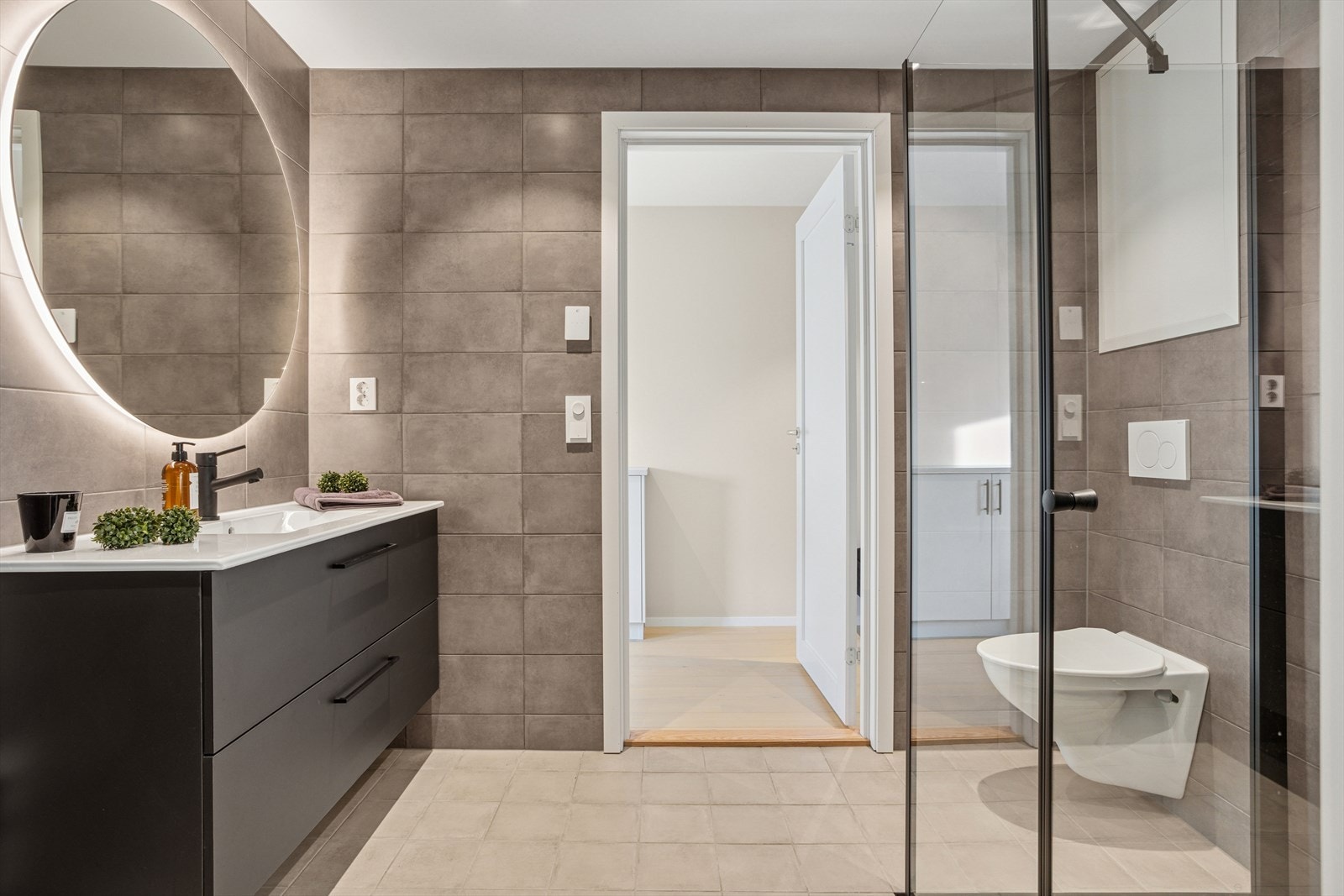 Helfliset bad med opplegg til vaskemaskin Galleribilde