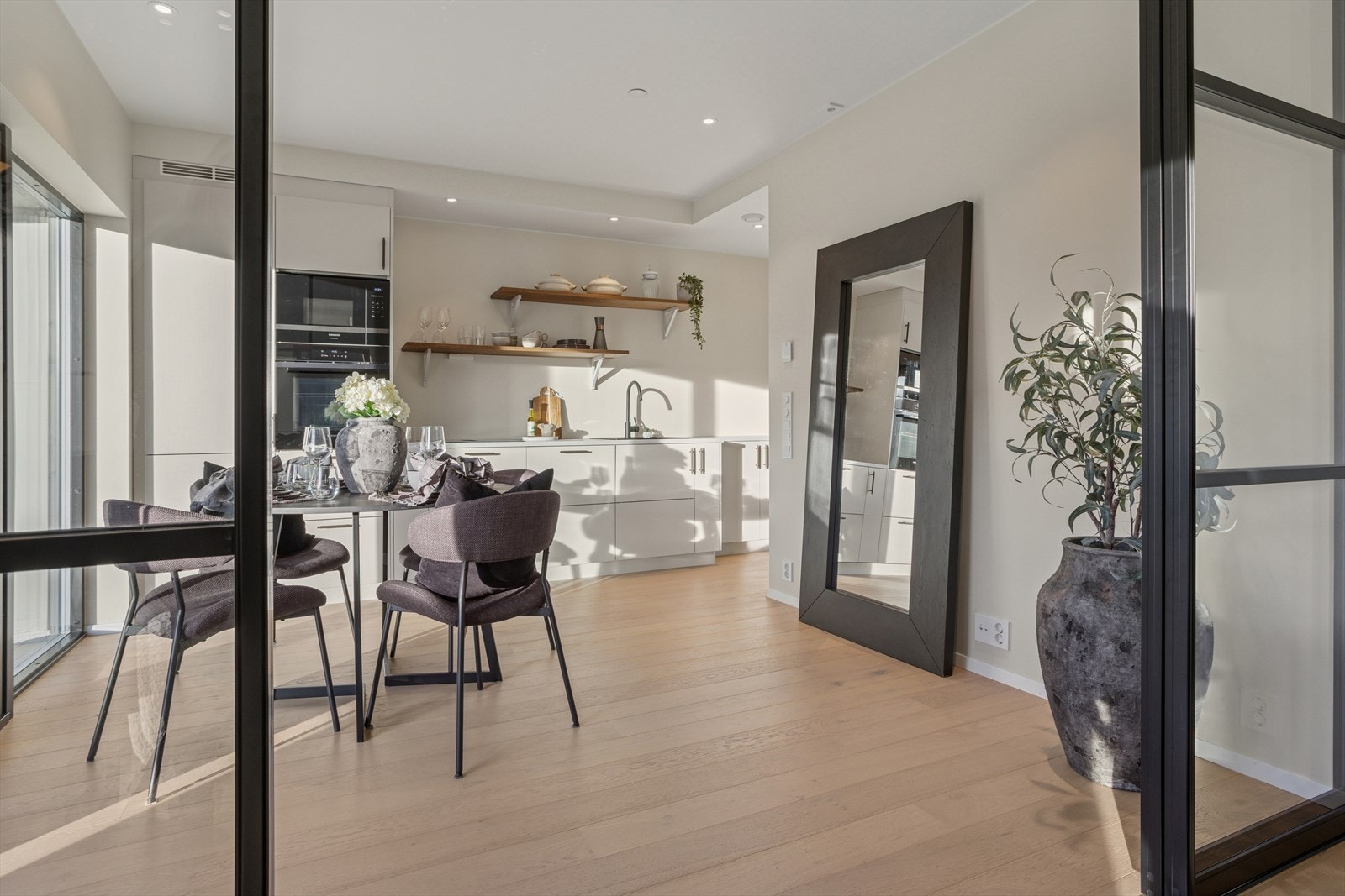 Leiligheten har lekker 1 stavs parkett og lekre detaljer Galleribilde