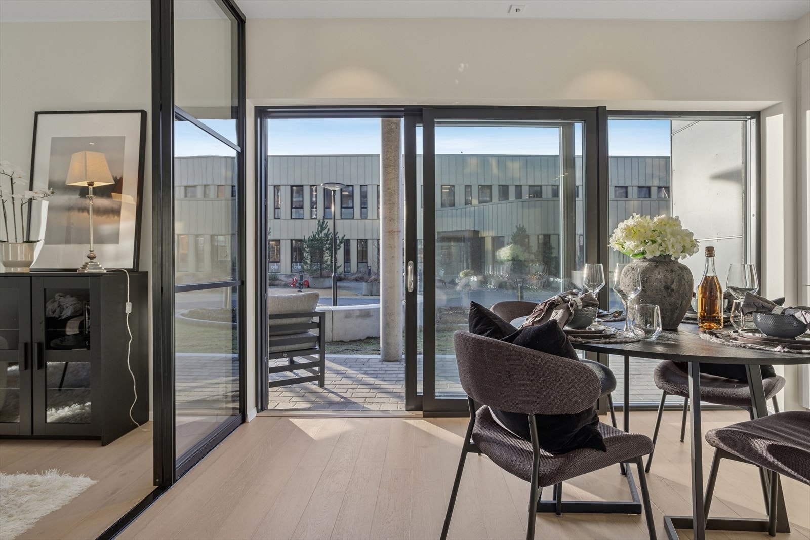 Utgang til uteområder fra kjøkkenet Galleribilde