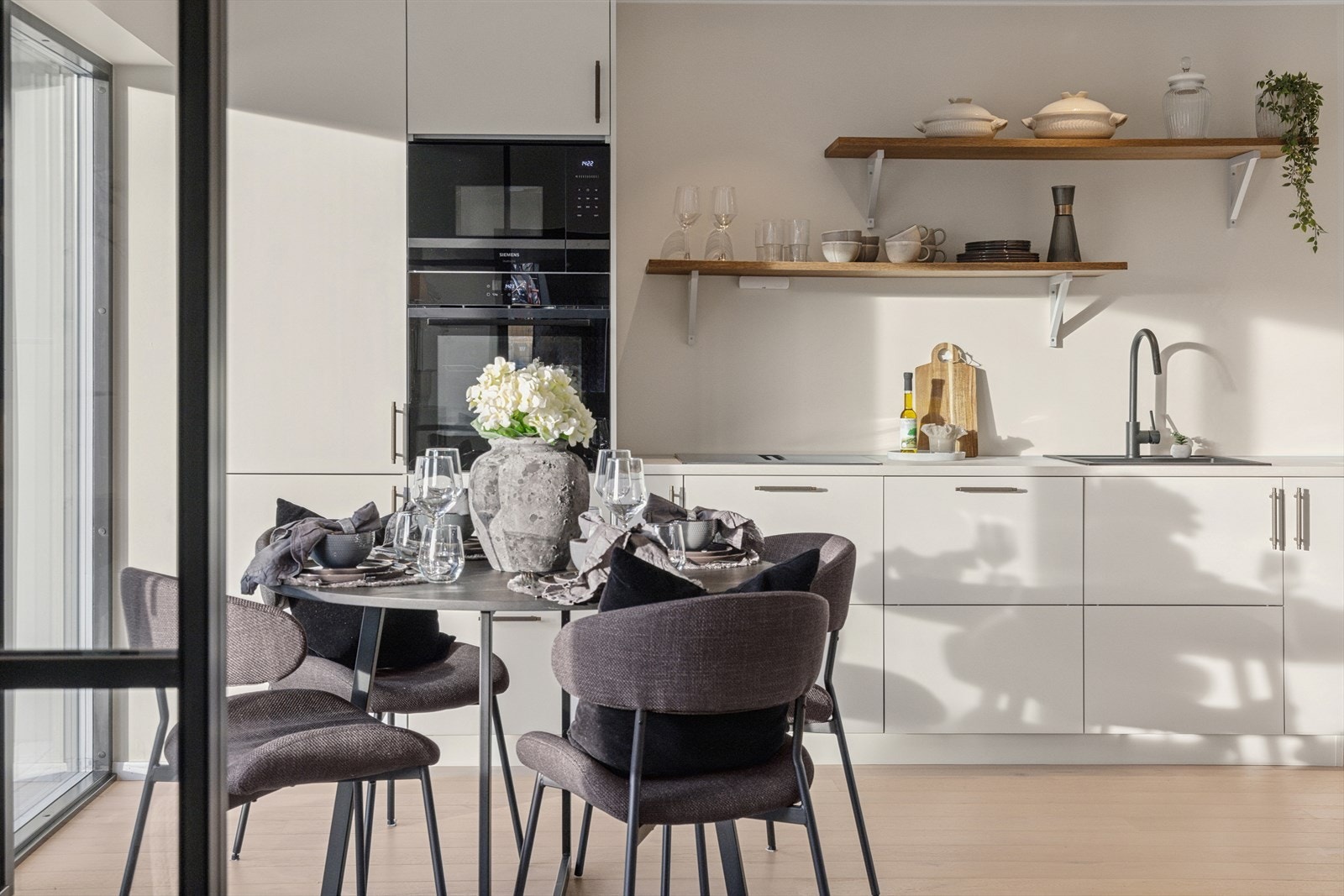 Lekkert kjøkken som er betydelig oppgradert fra standardleveranse Galleribilde