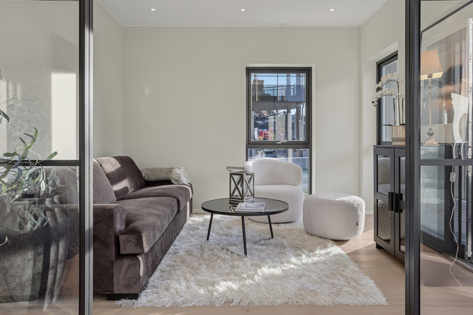 Selger valgte en original og stilfull løsning med glassvegger som adskiller stuen Galleribilde