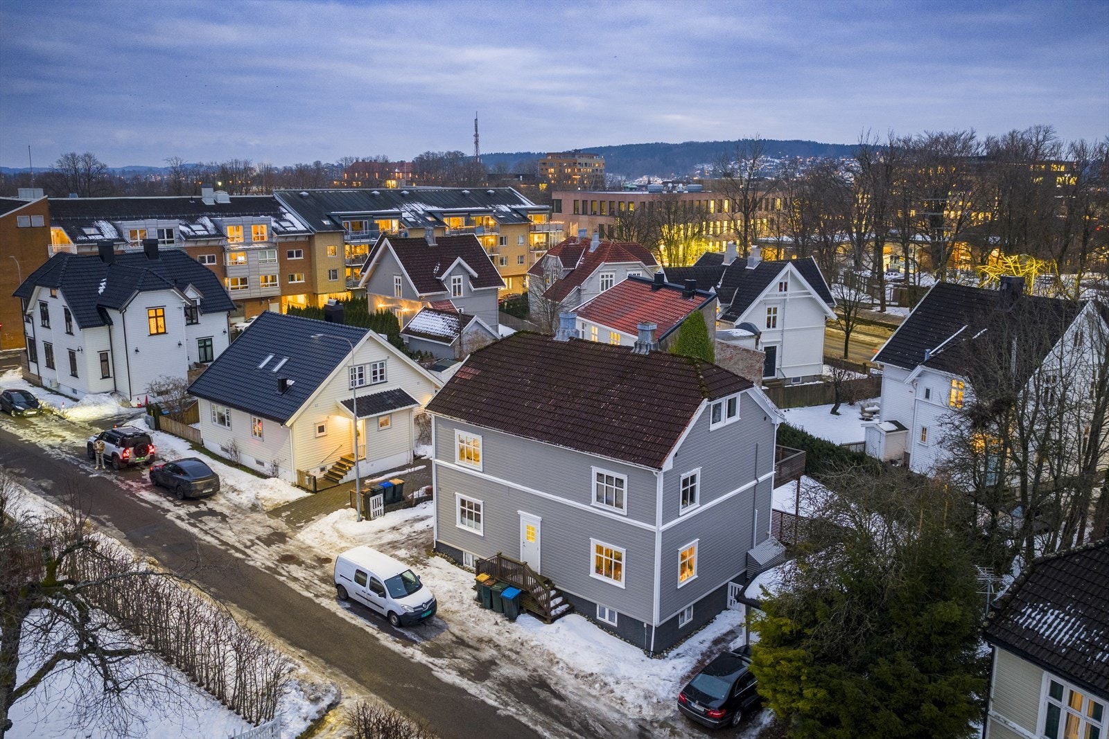 Delikat og pent oppgradert 3-roms leilighet over 2.etasjer- Sentrumsnær beliggenhet - Fin og solrik balkong - Parkering! Galleribilde