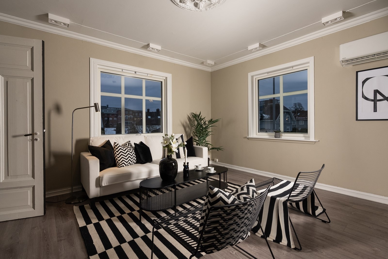 Leiligheten holder en tiltalende standard med bad og oppholdsrom i 2. etasje, og soverommene i 3. etasje. Galleribilde