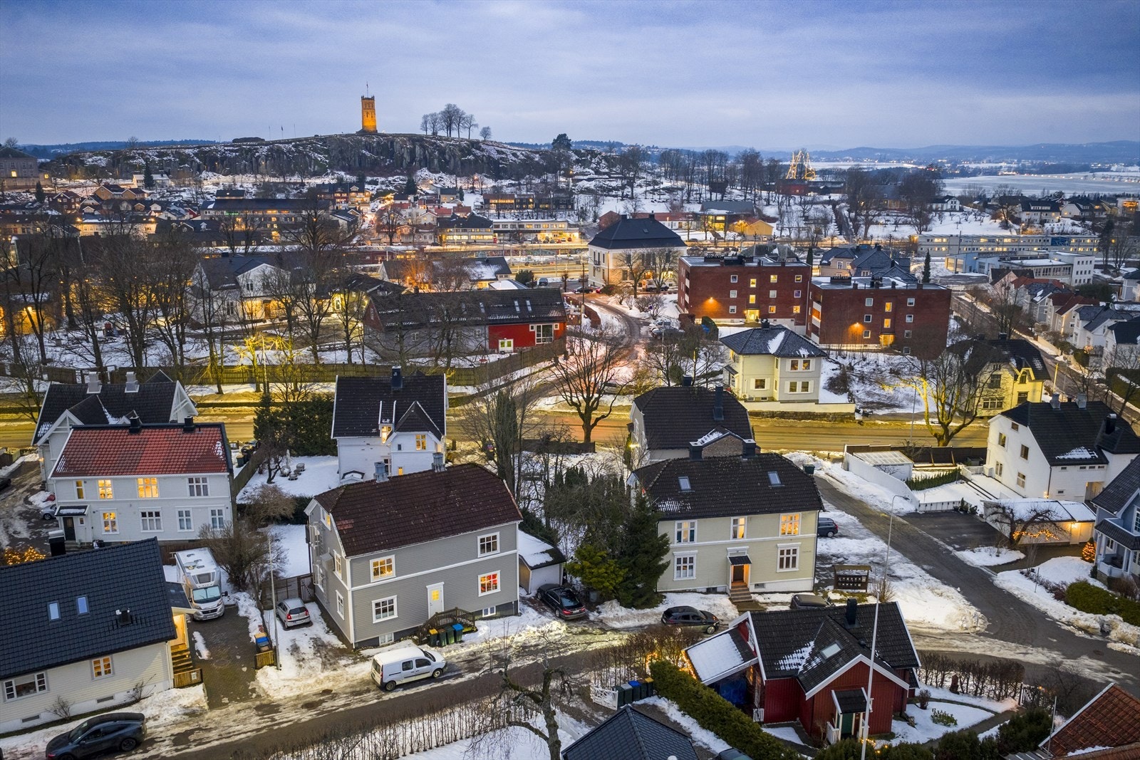 Her bor man i et etablert og erværdig boligområde like utenfor bysbysentrum med gangavstand til alle byens fasiliteter. Galleribilde
