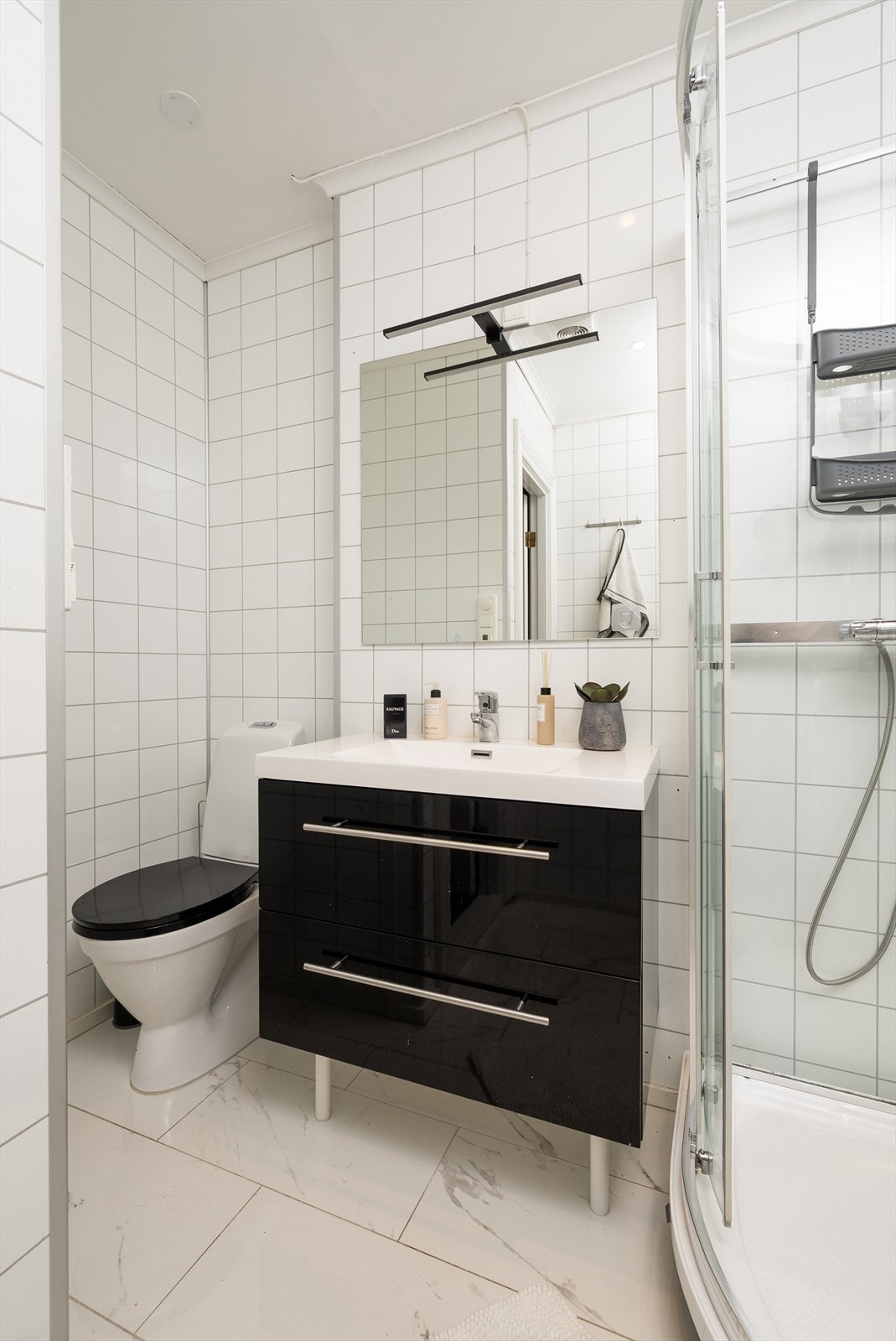 Det ble montert ny servantinnredning og dusjkabinett i 2020. Her er det også wc samt opplegg for vaskemaskin. Galleribilde