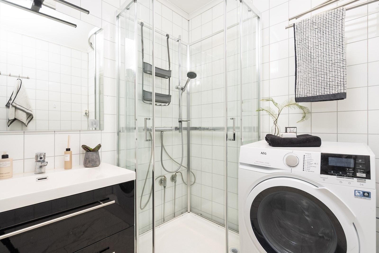 Badet fremstår som pent med fliser på gulv og vegger. Videre er det varme i gulvet og spotter i taket. Galleribilde