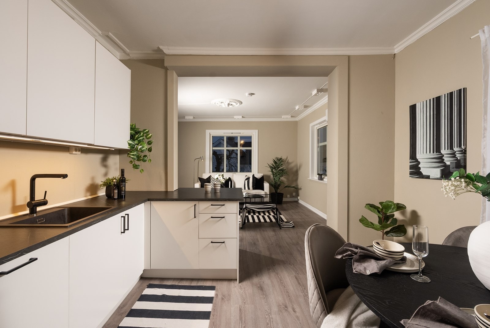 Både kjøkkenrommet og stua har vinduer på 2 vegger, noe som slipper mye naturlig lys inn. Galleribilde