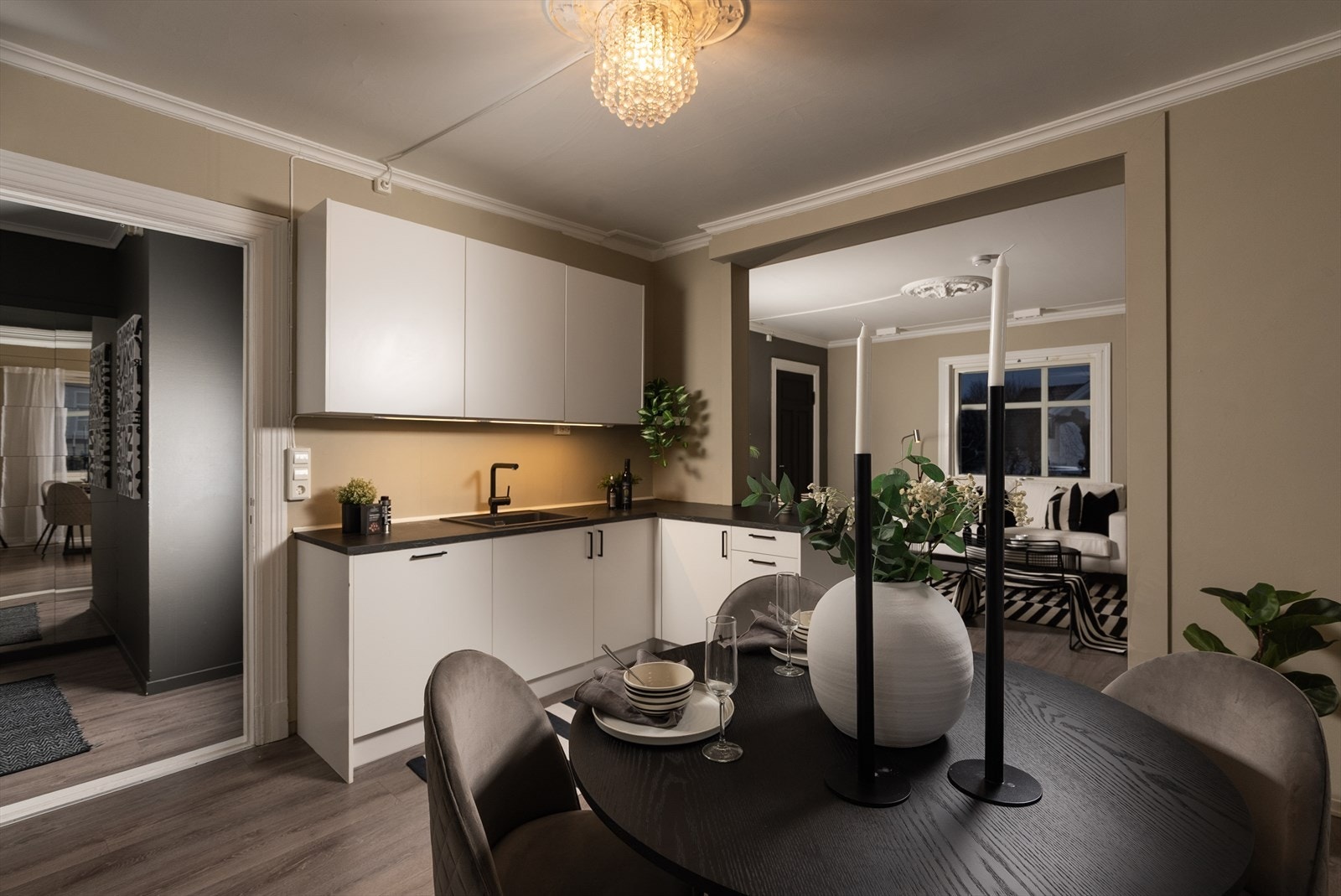 I 2020 ble det elektriske anlegget skiftet med ny inntaksledning helt fra koblingsskapet i gaten samt nytt sikringsskap. I tillegg ble hele ledningsnettet, stikkontakter og brytere i 2. etasje skiftet. Galleribilde