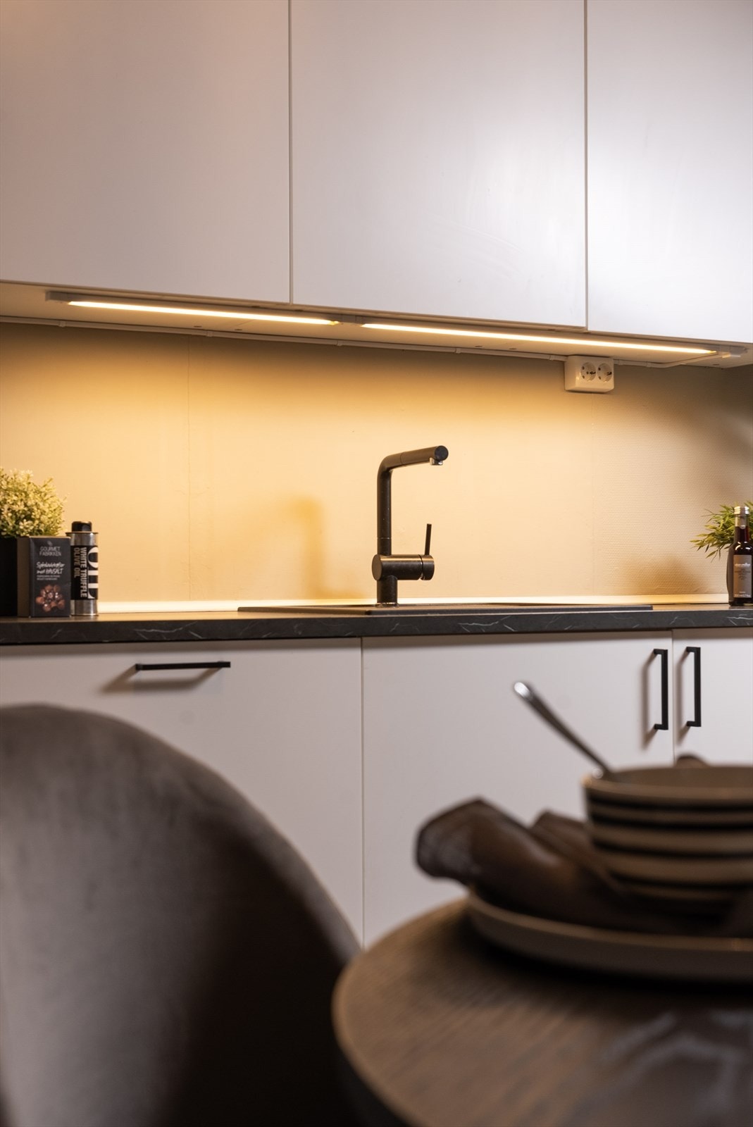 Kjøkkeninnredning fra 2022 med fronter i malt utførelse. Galleribilde