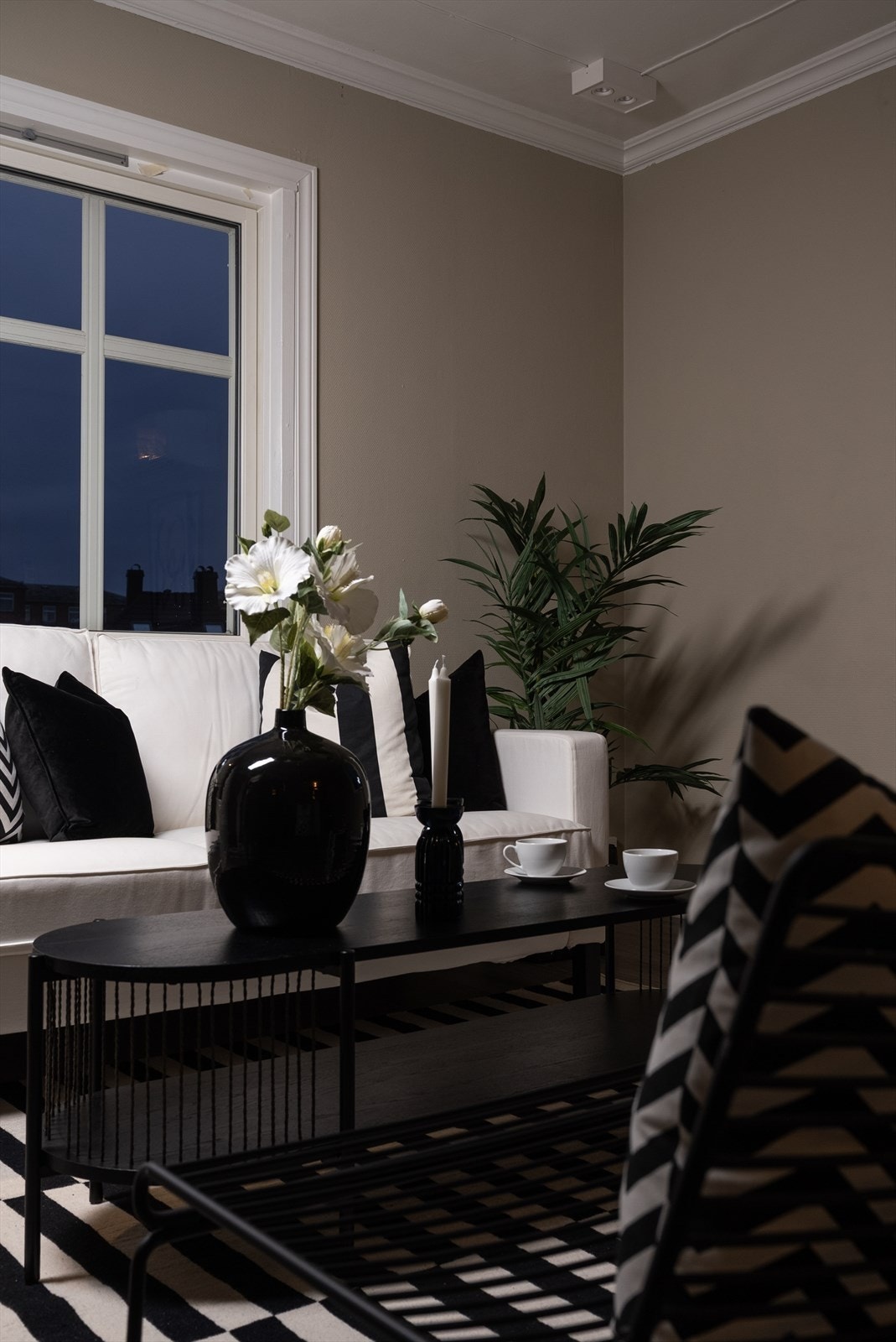 Stuen har god plass til en hyggelig sofagruppe. Galleribilde